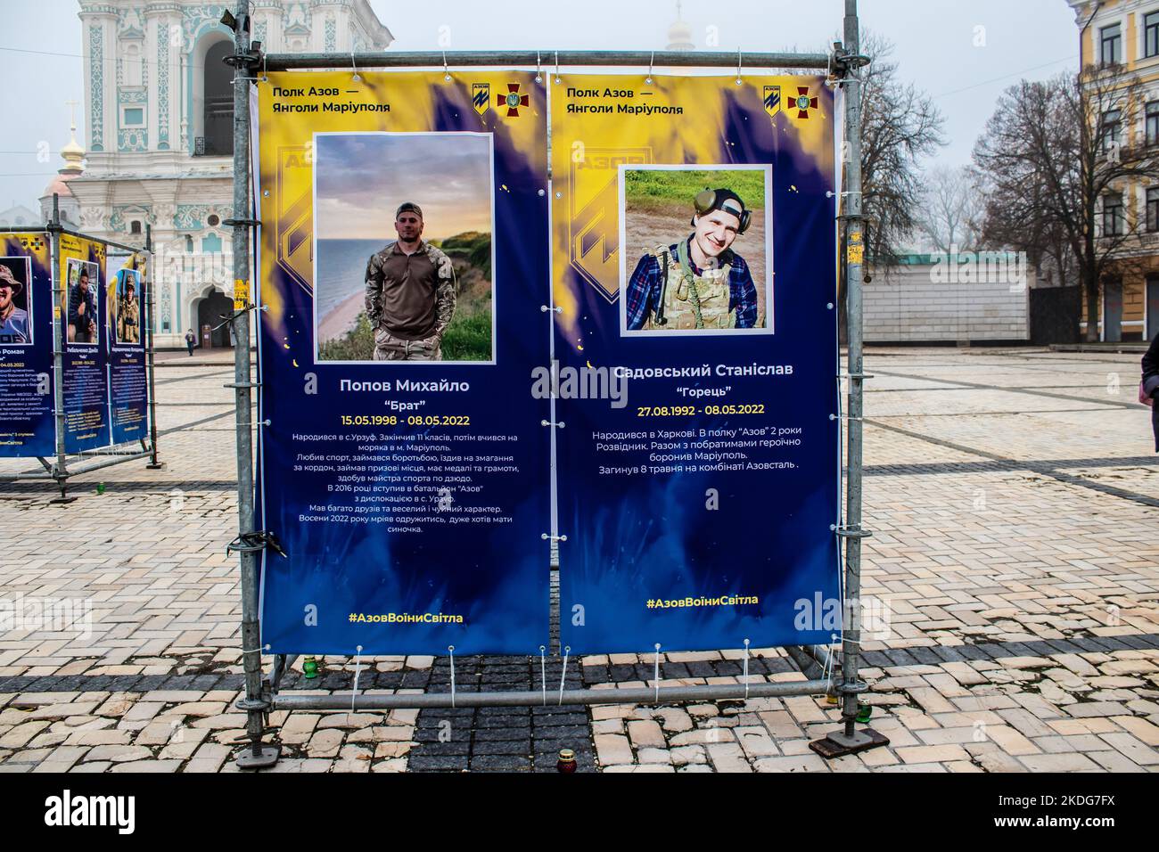 The Azov Regiment, exposition des Anges de la rue Marioupol à Kiev, capitale de l'Ukraine. L'exposition est dédiée aux défenseurs de l'unité Azov, OMS Banque D'Images