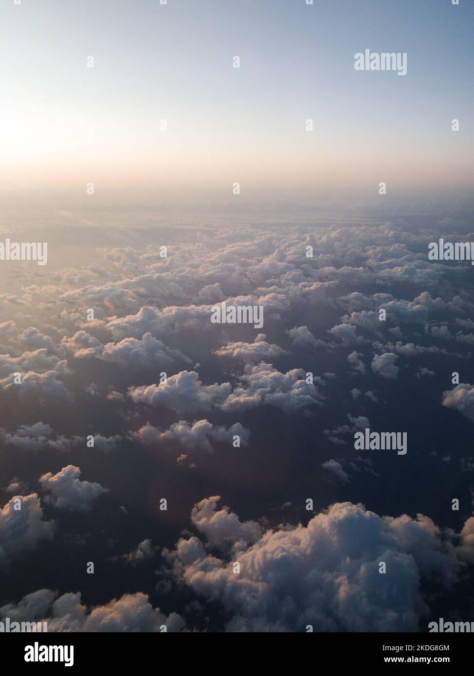 Ciel nuageux au coucher du soleil vu d'un avion Banque D'Images