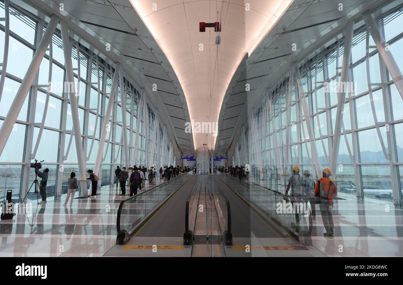 Les voyageurs marchent à l'aéroport international de Hong Kong