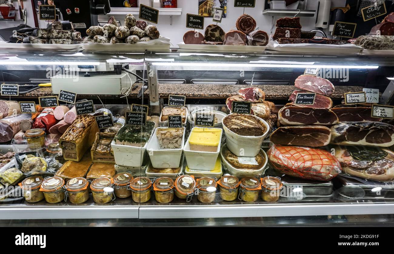 Un comptoir de charcuterie aux Halles. De Nímes, Nîmes, France, Un grand marché intérieur avec plus de 100 stands. Banque D'Images