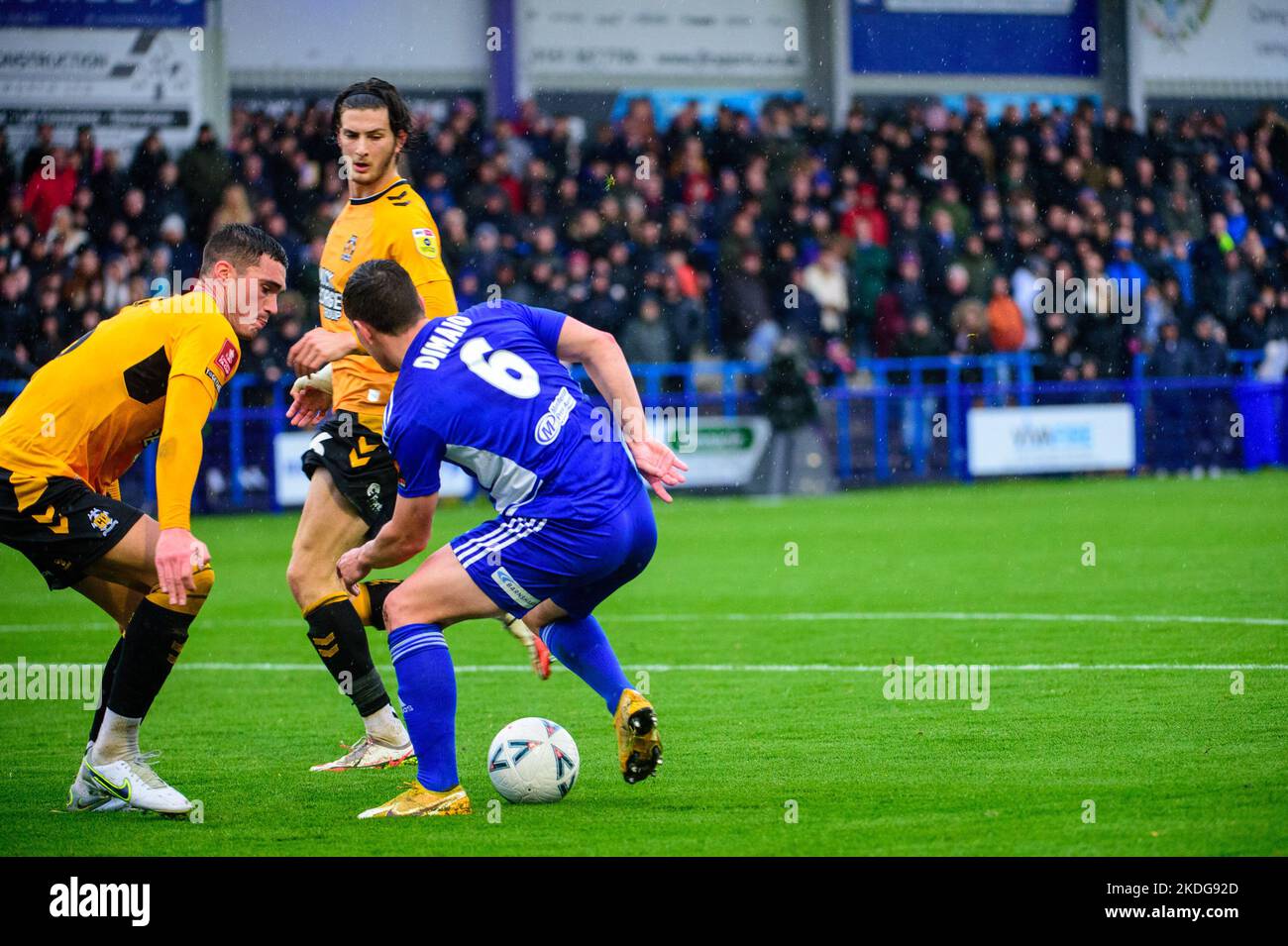 Ashton-Under-Lyne, Royaume-Uni. Dimanche 6th novembre 2022.Connor Dimaio de Curzon Ashton FC tente de passer par Lloyd Jones de Cambridge United FC lors du match rond FA Cup 1st entre Curzon Ashton et Cambridge United au stade Tameside, Ashton-under-Lyne, le dimanche 6th novembre 2022. (Credit: Ian Charles | MI News) Credit: MI News & Sport /Alay Live News Banque D'Images