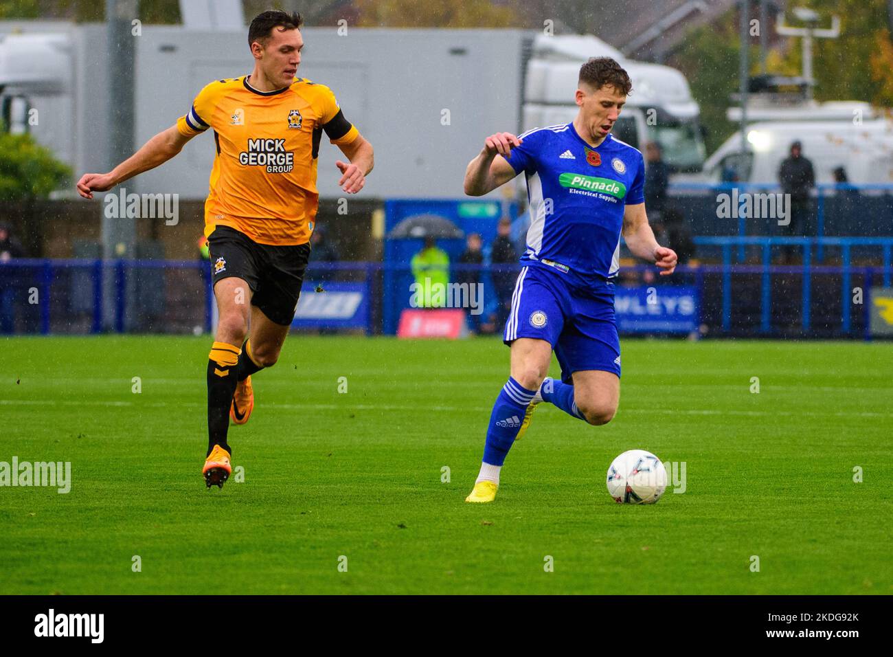 Ashton-Under-Lyne, Royaume-Uni. Dimanche 6th novembre 2022.Thomas Peers du Curzon Ashton FC sous la pression de Paul Digby du Cambridge United FC lors du match rond de la FA Cup 1st entre Curzon Ashton et Cambridge United au stade Tameside, Ashton-Under-Lyne, le dimanche 6th novembre 2022. (Credit: Ian Charles | MI News) Credit: MI News & Sport /Alay Live News Banque D'Images