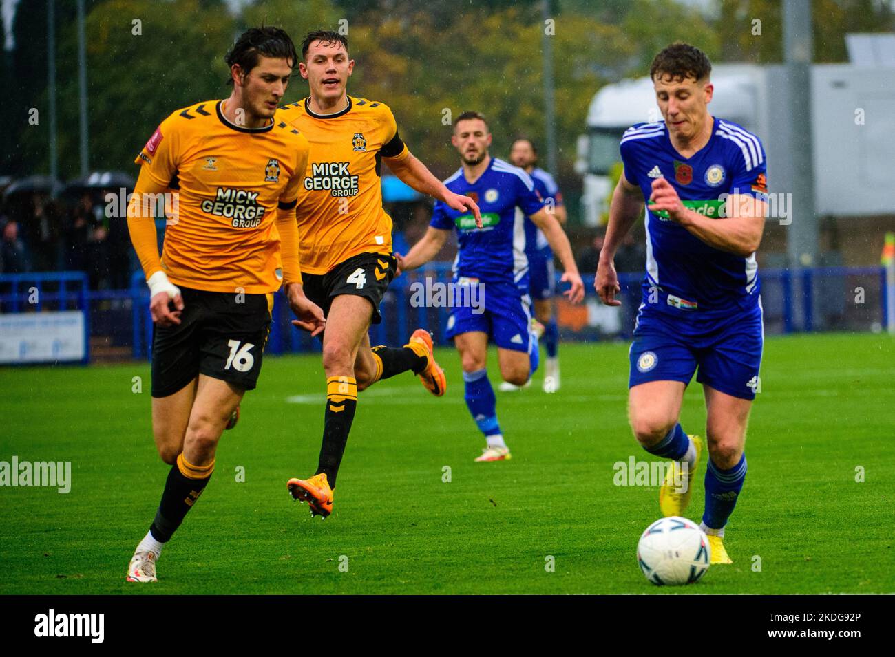 Ashton-Under-Lyne, Royaume-Uni. Dimanche 6th novembre 2022.Thomas Peers de Curzon Ashton FC fait une course sous la pression de Zeno Ibsen Rossi de Cambridge United FC lors du match rond FA Cup 1st entre Curzon Ashton et Cambridge United au stade Tameside, Ashton-Under-Lyne, le dimanche 6th novembre 2022. (Credit: Ian Charles | MI News) Credit: MI News & Sport /Alay Live News Banque D'Images