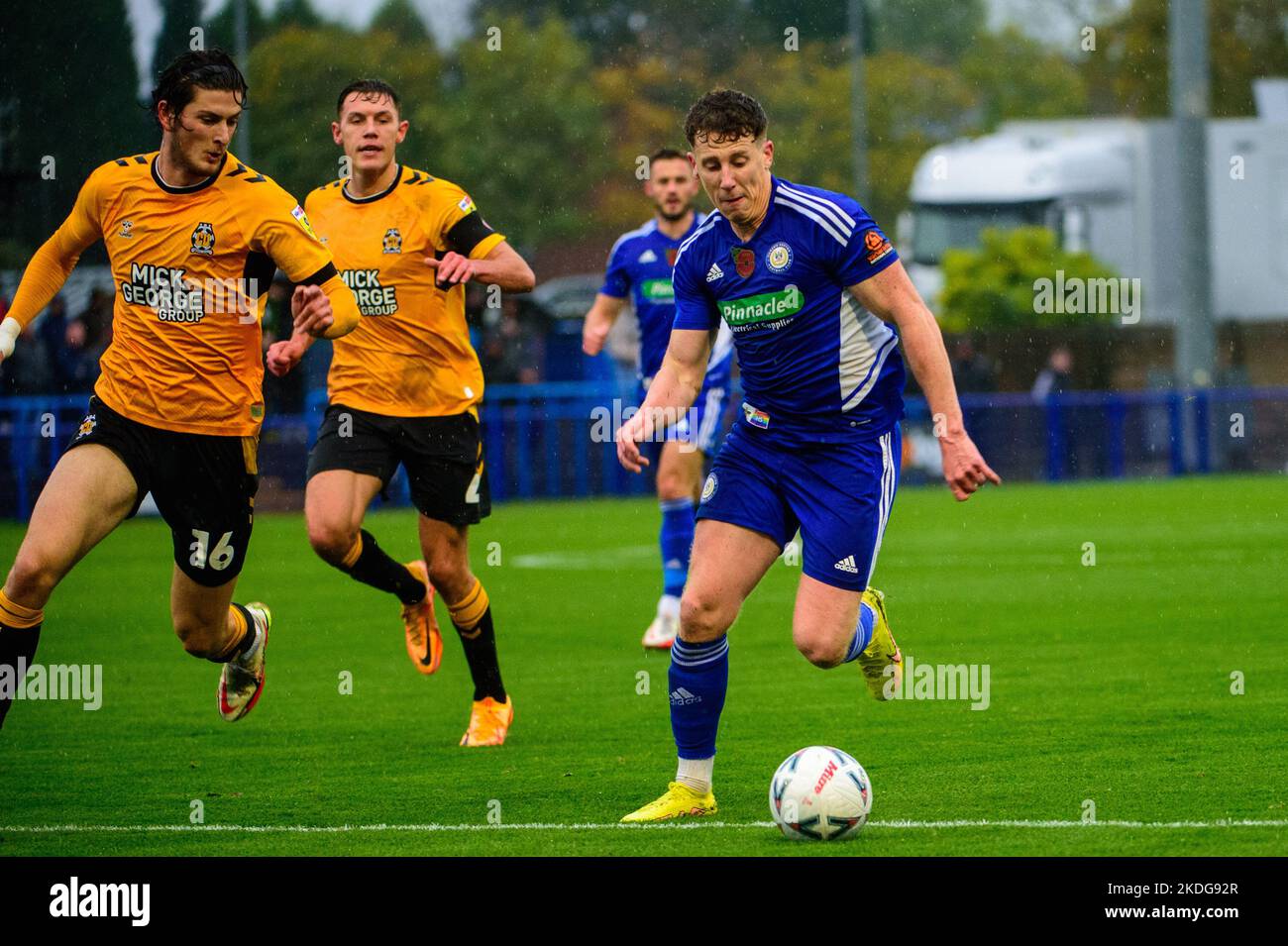 Ashton-Under-Lyne, Royaume-Uni. Dimanche 6th novembre 2022.Thomas Peers de Curzon Ashton FC fait une course sous la pression de Zeno Ibsen Rossi de Cambridge United FC lors du match rond FA Cup 1st entre Curzon Ashton et Cambridge United au stade Tameside, Ashton-Under-Lyne, le dimanche 6th novembre 2022. (Credit: Ian Charles | MI News) Credit: MI News & Sport /Alay Live News Banque D'Images