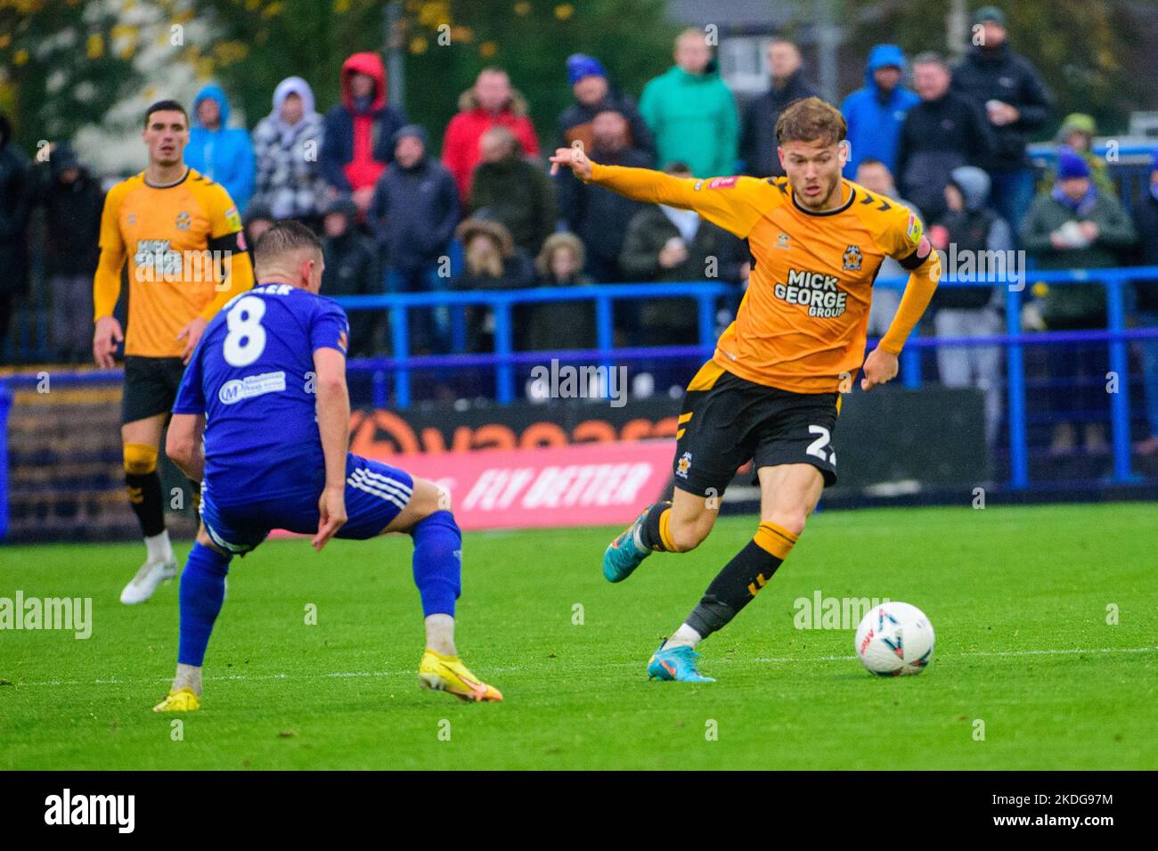 Ashton-Under-Lyne, Royaume-Uni. Dimanche 6th novembre 2022.Lewis Simper du Cambridge United FC tente de faire une fausse marche Samual Walker de Curzon Ashton lors du match rond de la FA Cup 1st entre Curzon Ashton et Cambridge United au stade Tameside, Ashton-under-Lyne, le dimanche 6th novembre 2022. (Credit: Ian Charles | MI News) Credit: MI News & Sport /Alay Live News Banque D'Images