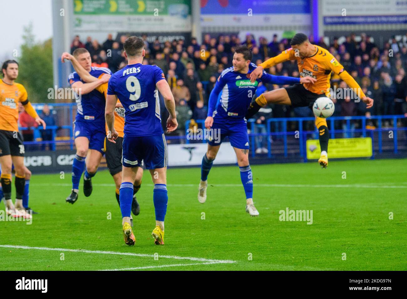 Ashton-Under-Lyne, Royaume-Uni. Dimanche 6th novembre 2022.Harvey Knibbs de Cambridge United FC descend le ballon pendant le match rond de la FA Cup 1st entre Curzon Ashton et Cambridge United au stade Tameside, Ashton-Under-Lyne, le dimanche 6th novembre 2022. (Credit: Ian Charles | MI News) Credit: MI News & Sport /Alay Live News Banque D'Images