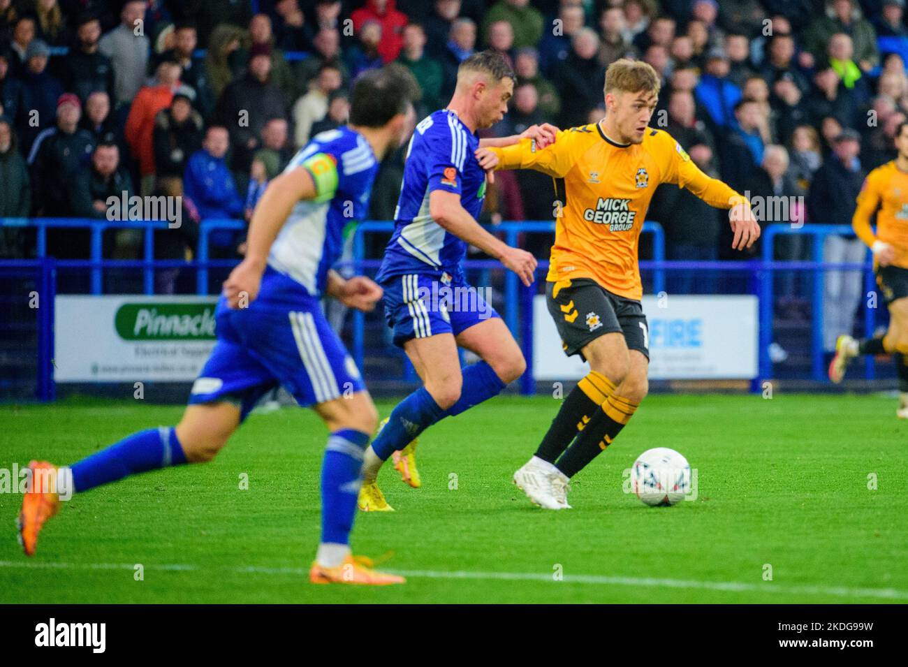 Ashton-Under-Lyne, Royaume-Uni. Dimanche 6th novembre 2022.Jack Lankester de Cambridge United FC sous la pression de Connor Dimaio de Curzon FCAshton lors du match rond de la FA Cup 1st entre Curzon Ashton et Cambridge United au stade Tameside, Ashton-under-Lyne, le dimanche 6th novembre 2022. (Credit: Ian Charles | MI News) Credit: MI News & Sport /Alay Live News Banque D'Images