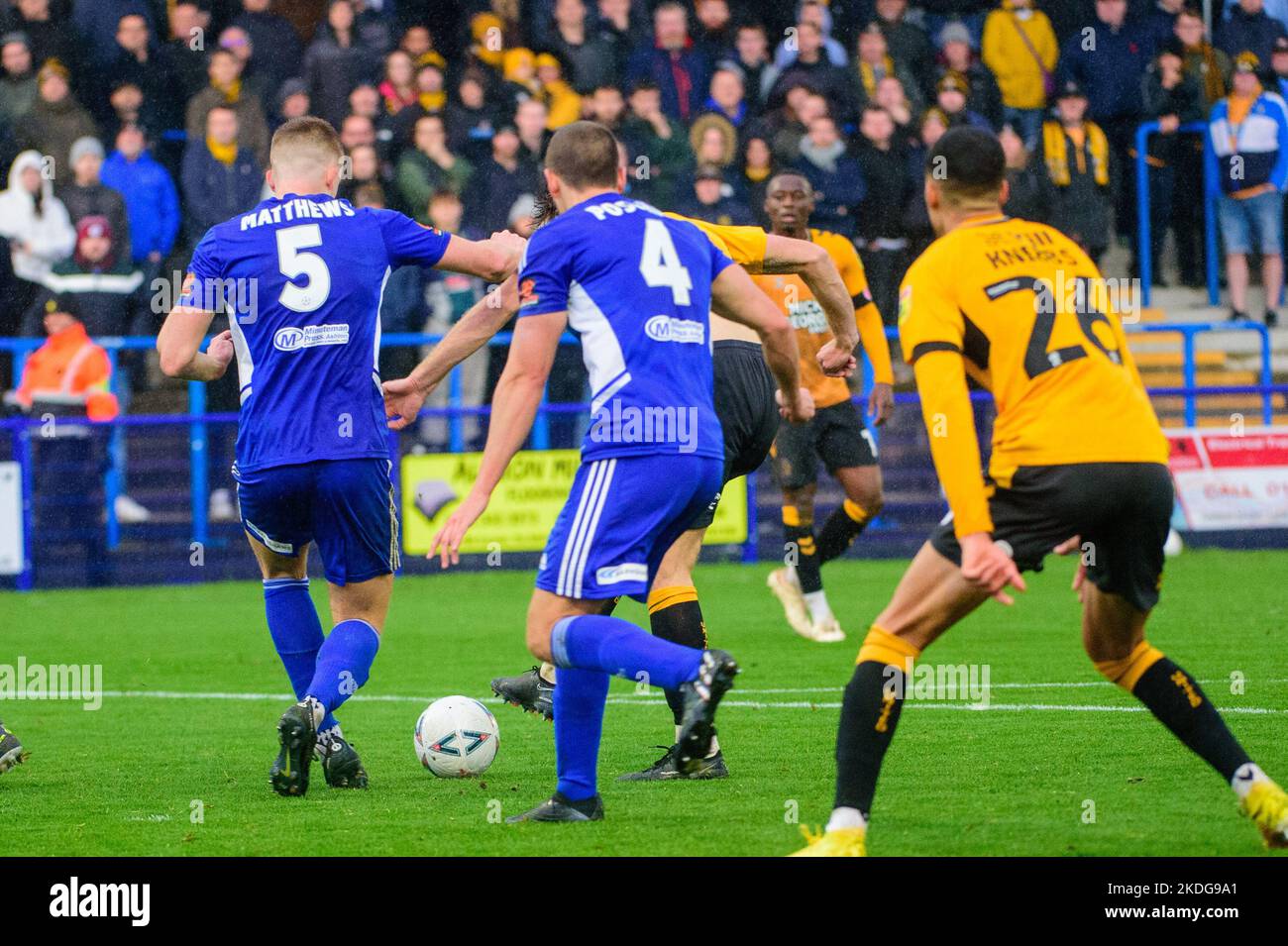 Ashton-Under-Lyne, Royaume-Uni. Dimanche 6th novembre 2022.Joe Ironside de Cambridge United FC a son maillot tiré par Devon Matthews de Curzon Ashton FC alors qu'il tente un tir lors du match rond FA Cup 1st entre Curzon Ashton et Cambridge United au stade Tameside, Ashton-Under-Lyne, le dimanche 6th novembre 2022. (Credit: Ian Charles | MI News) Credit: MI News & Sport /Alay Live News Banque D'Images