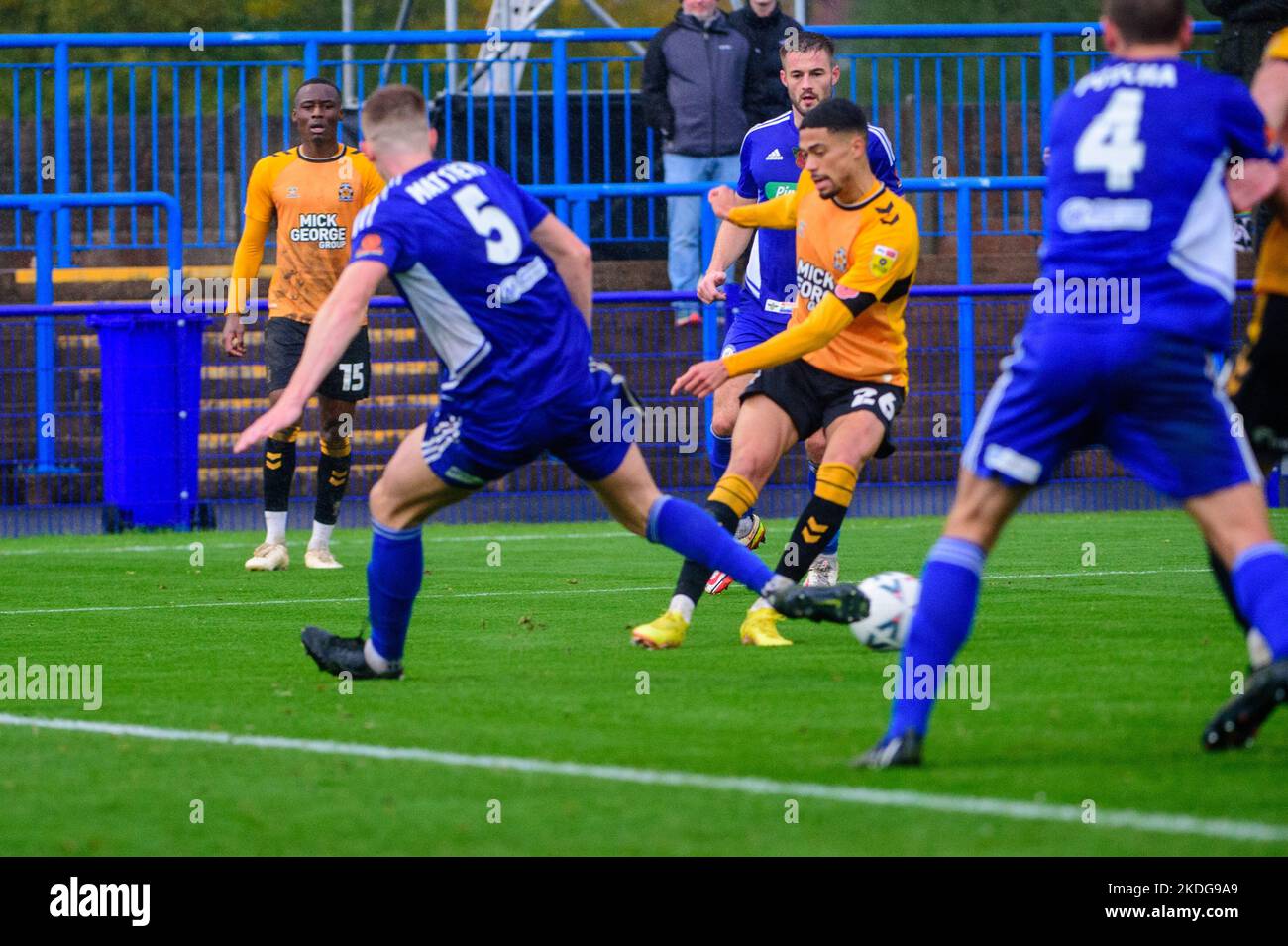 Ashton-Under-Lyne, Royaume-Uni. Dimanche 6th novembre 2022.Harvey Knibbs du Cambridge United FC tente de tirer au-delà de Devon Matthews du Curzon Ashton FC lors du match rond de la FA Cup 1st entre Curzon Ashton et Cambridge United au stade Tameside, Ashton-under-Lyne, le dimanche 6th novembre 2022. (Credit: Ian Charles | MI News) Credit: MI News & Sport /Alay Live News Banque D'Images