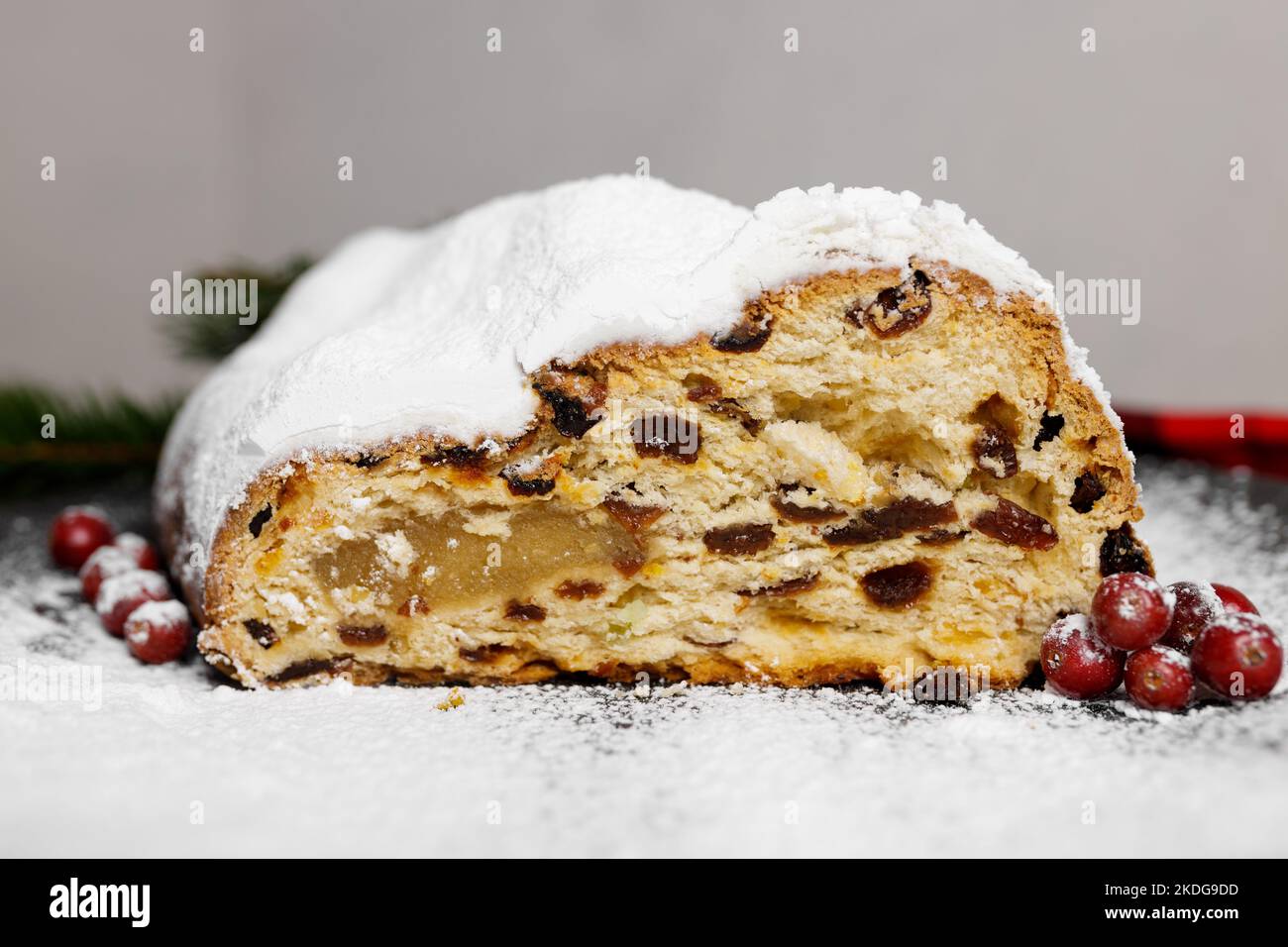 Noël allemand traditionnel stollen avec fruits et noix coupés sur une assiette noire Banque D'Images