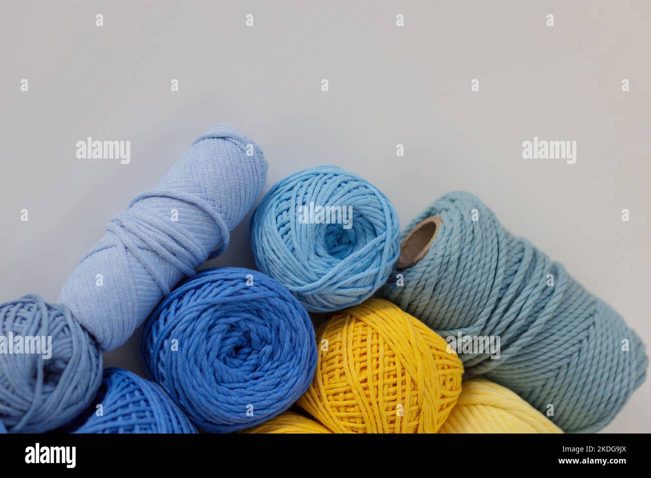 Cordages de coton bleu, bleu, jaune et lilas adaptés à la fabrication de macrame Banque D'Images
