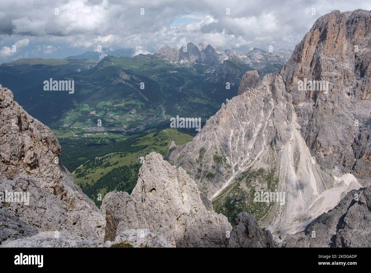 Vue depuis le sommet de Plattkofel jusqu'à la vallée de Val Gardena avec la ville de Sankt Christina et la montagne de Seceda en arrière-plan. Banque D'Images