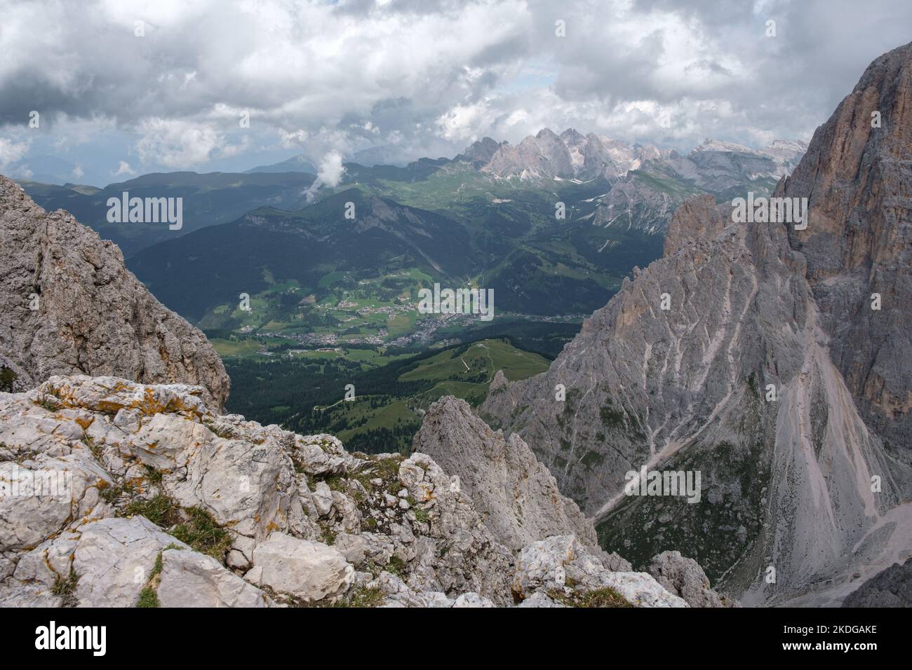 Vue depuis le sommet de Plattkofel jusqu'à la vallée de Val Gardena avec la ville de Sankt Christina et la montagne de Seceda en arrière-plan. Banque D'Images
