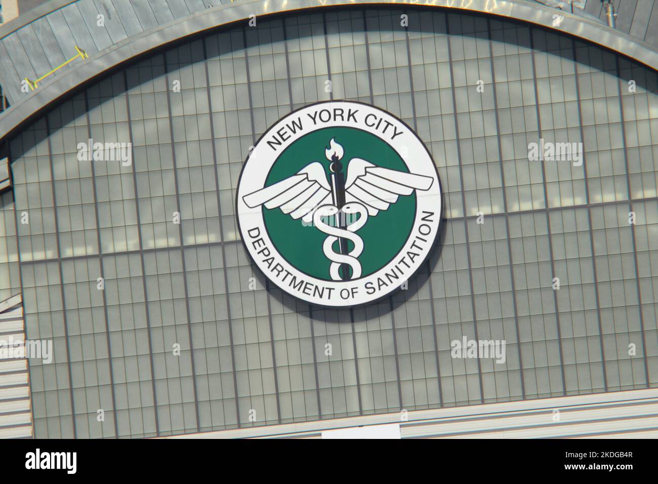 New York, NY - 29 octobre 2022 : installation de la station de transfert du département de l'assainissement de la ville de New York le long de l'East River de Manhattan Banque D'Images