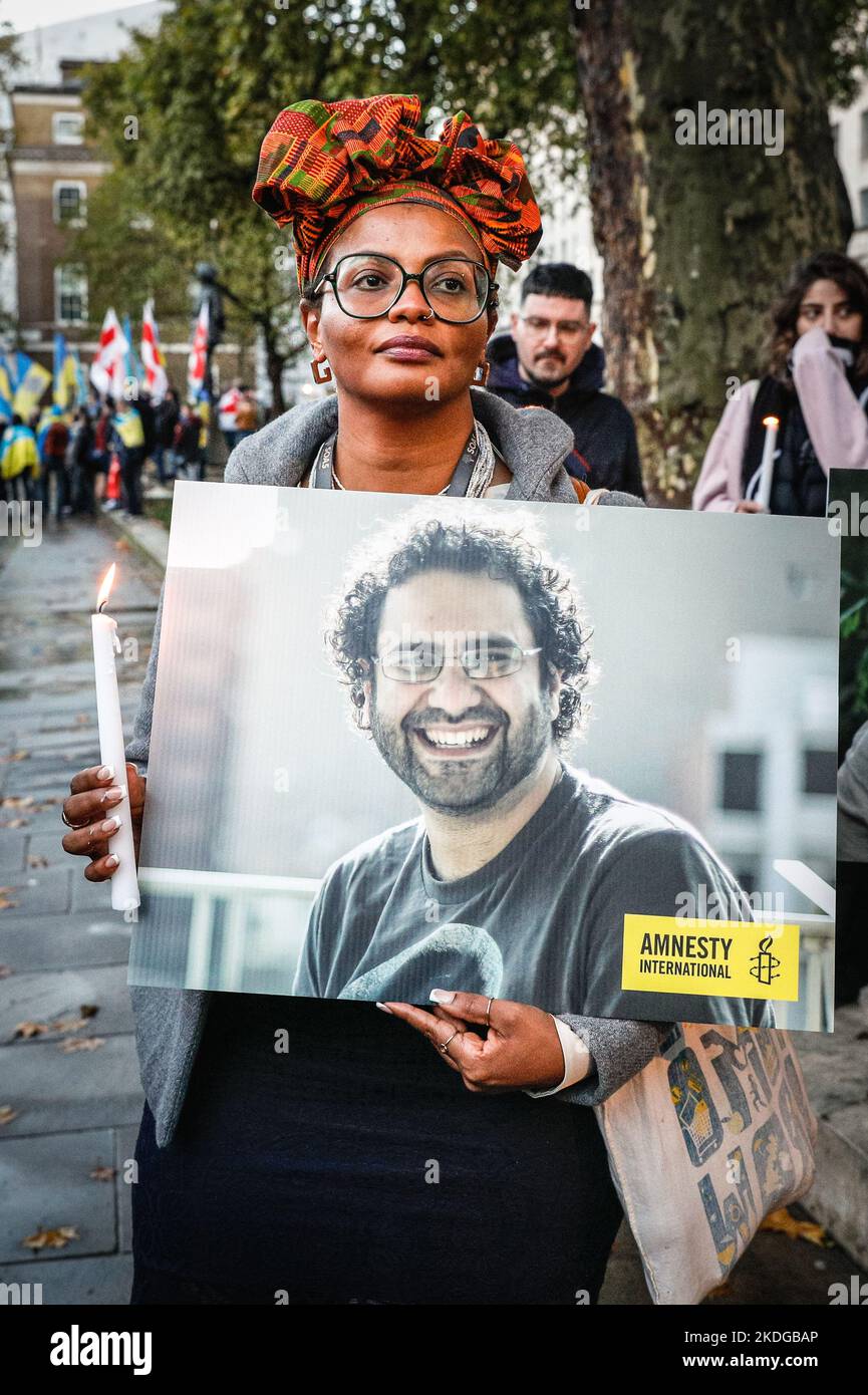 Londres, Royaume-Uni. 06th novembre 2022. Un manifestant avec une photo d'Alaa et de son fils. Une veillée devant Downing Street pour Alaa Abd El-Fattah, alors que la grève de la faim du citoyen britannique s'intensifie dans une prison du Caire. Les militants d'Amnesty International se joignent à la sœur d'Alaa, Mona Seif, des membres de la famille, des amis et des partisans dans une veillée aux chandelles devant Downing Street pour manifester une inquiétude croissante quant au sort de son frère, l'activiste britannique-égyptien pour les droits de l'homme Alaa Abd el-Fattah. Credit: Imagetraceur/Alamy Live News Credit: Imagetraceur/Alamy Live News Banque D'Images