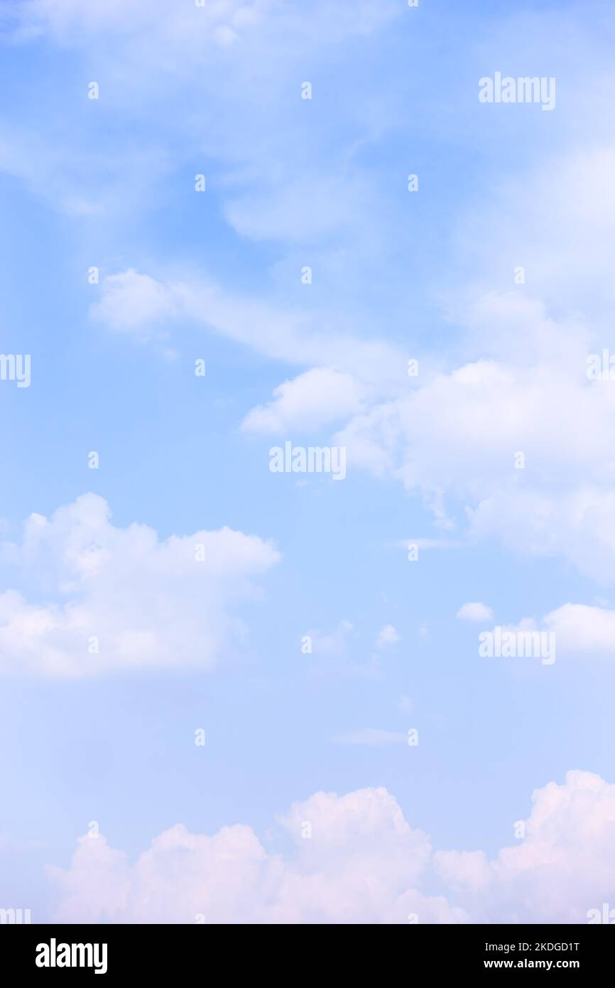 Ciel bleu vif avec nuages clairs - arrière-plan vertical, paysage nuageux Banque D'Images