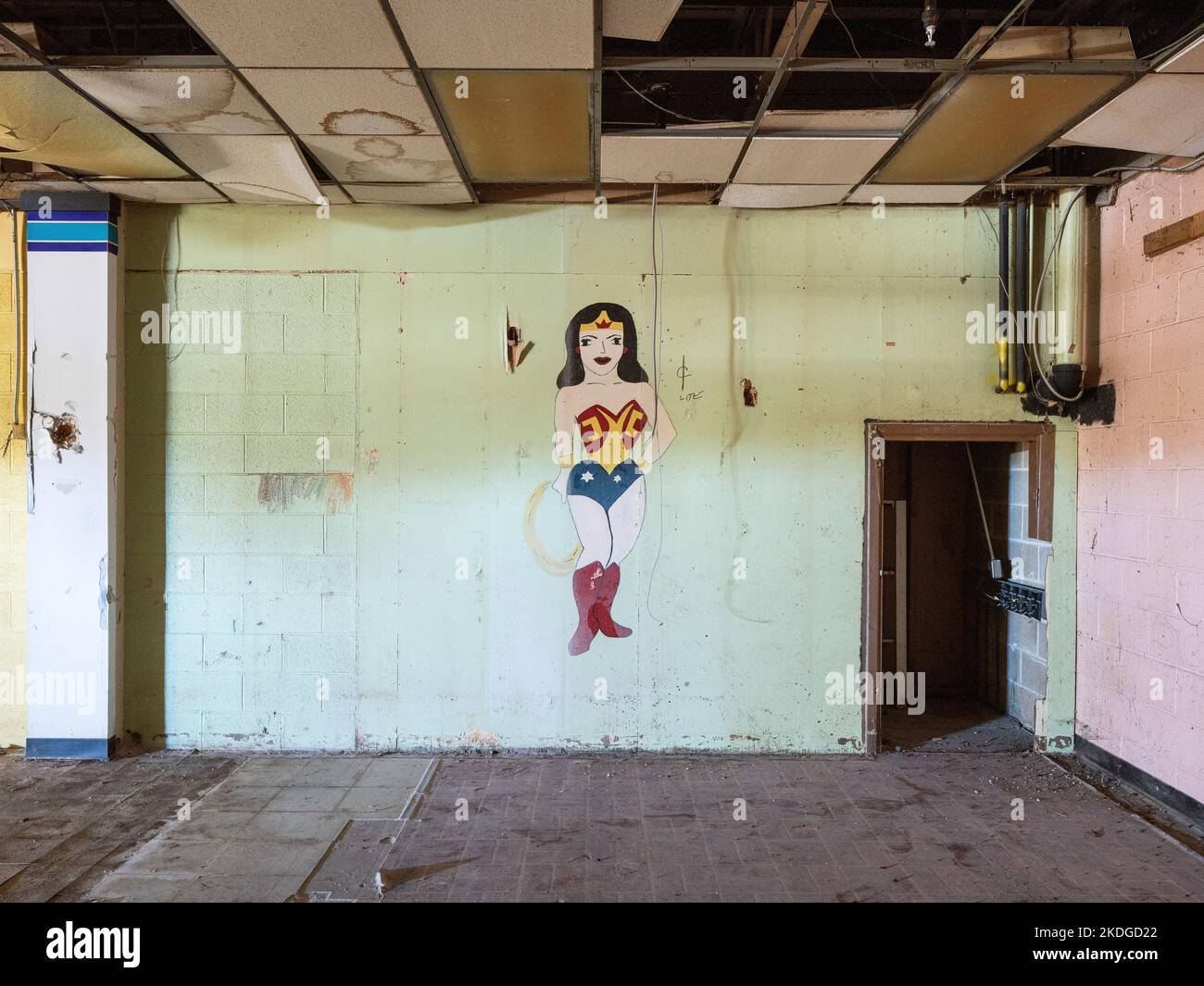 Personnage de dessin animé peint sur le mur dans le bâtiment désutilisé Banque D'Images