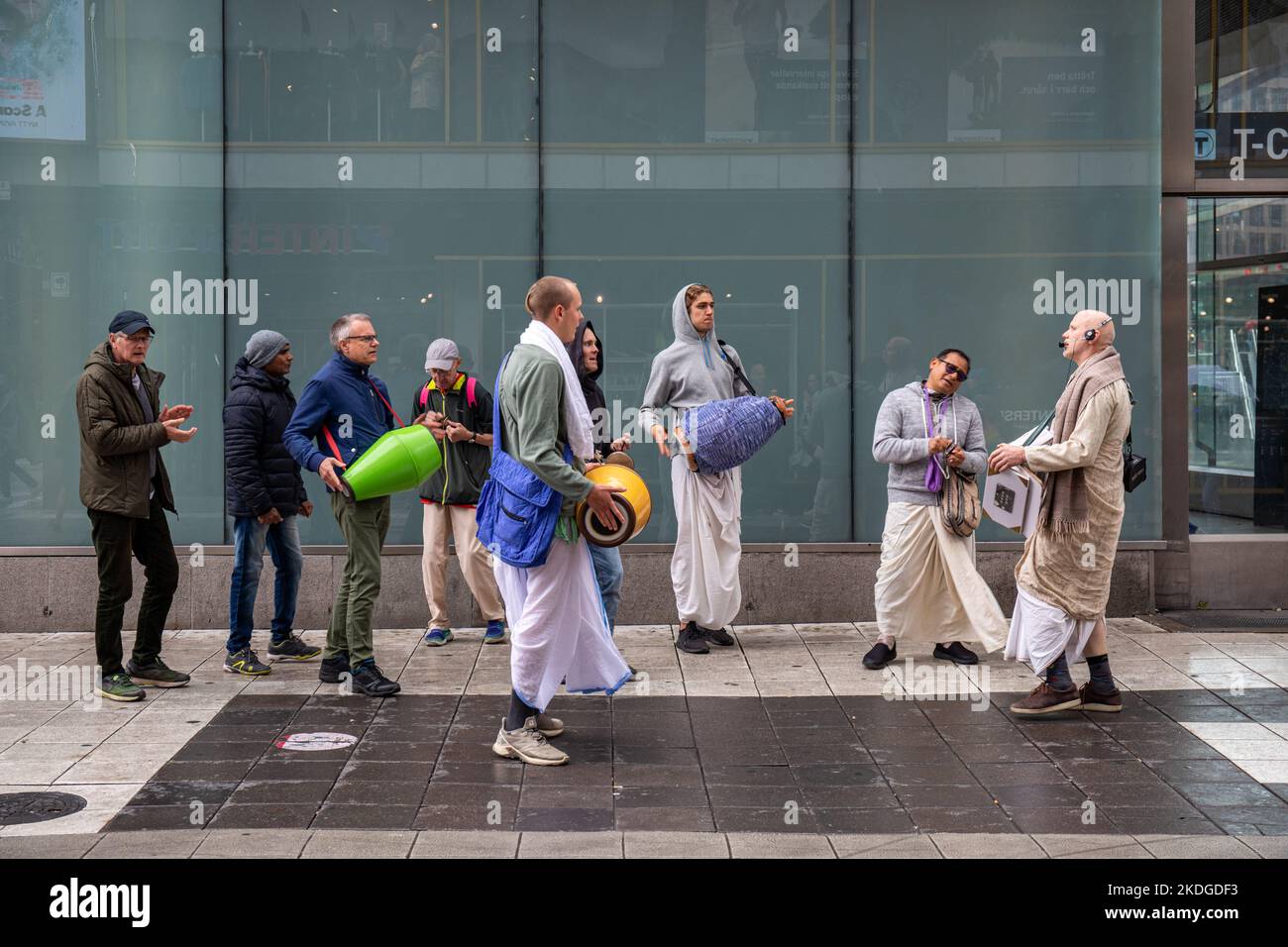 Hare Krishnas chantant à Sergels toreges, Stockholm, Suède Banque D'Images