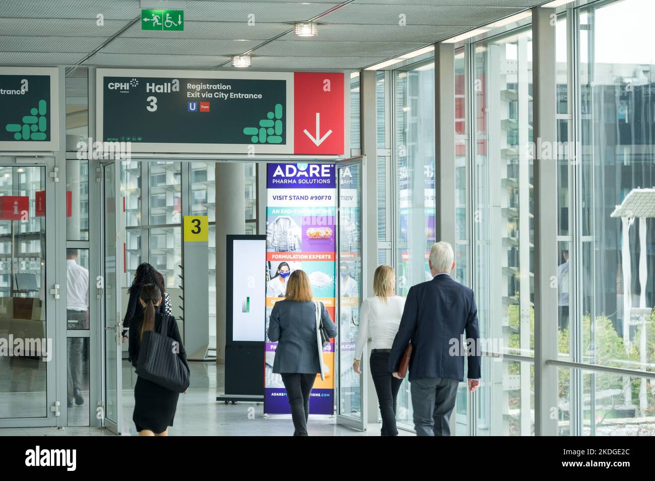 Les visiteurs se rendent dans les halls du CHPI 2022 à Messe Frankfurt, en Allemagne Banque D'Images