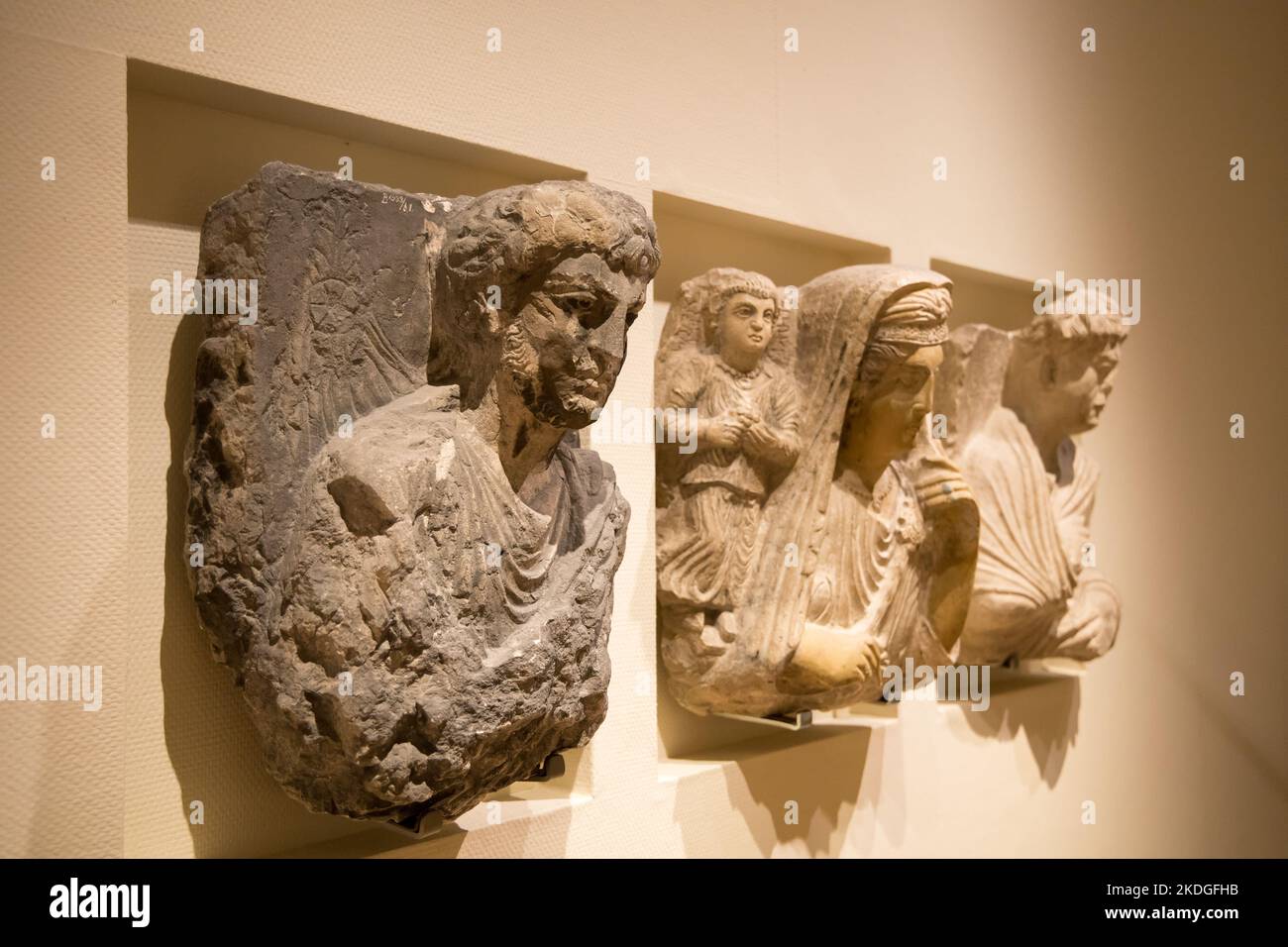 Leiden, pays-Bas - 04 JANVIER 2020 : calcaires Palmyrene relief funéraire de l'ancien empire romain de l'homme avec des cheveux et une barbe bouclés. Syrie, Palmyra Banque D'Images