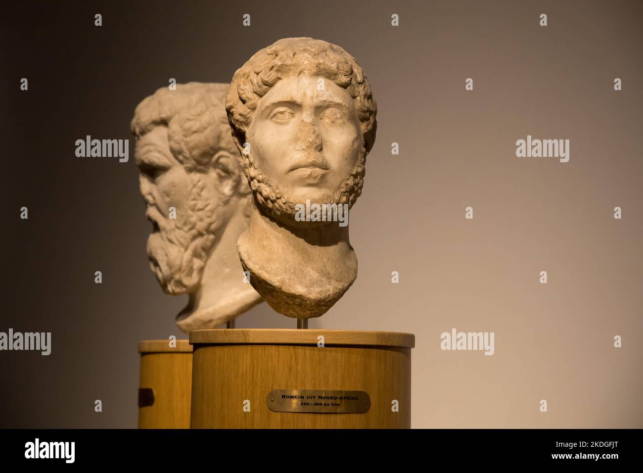 Leiden, pays-Bas - 04 JANVIER 2020 : ancien buste en marbre d'un homme romain de l'ancien empire romain trouvé en Libye Tripoli. Période impériale tardive. Banque D'Images