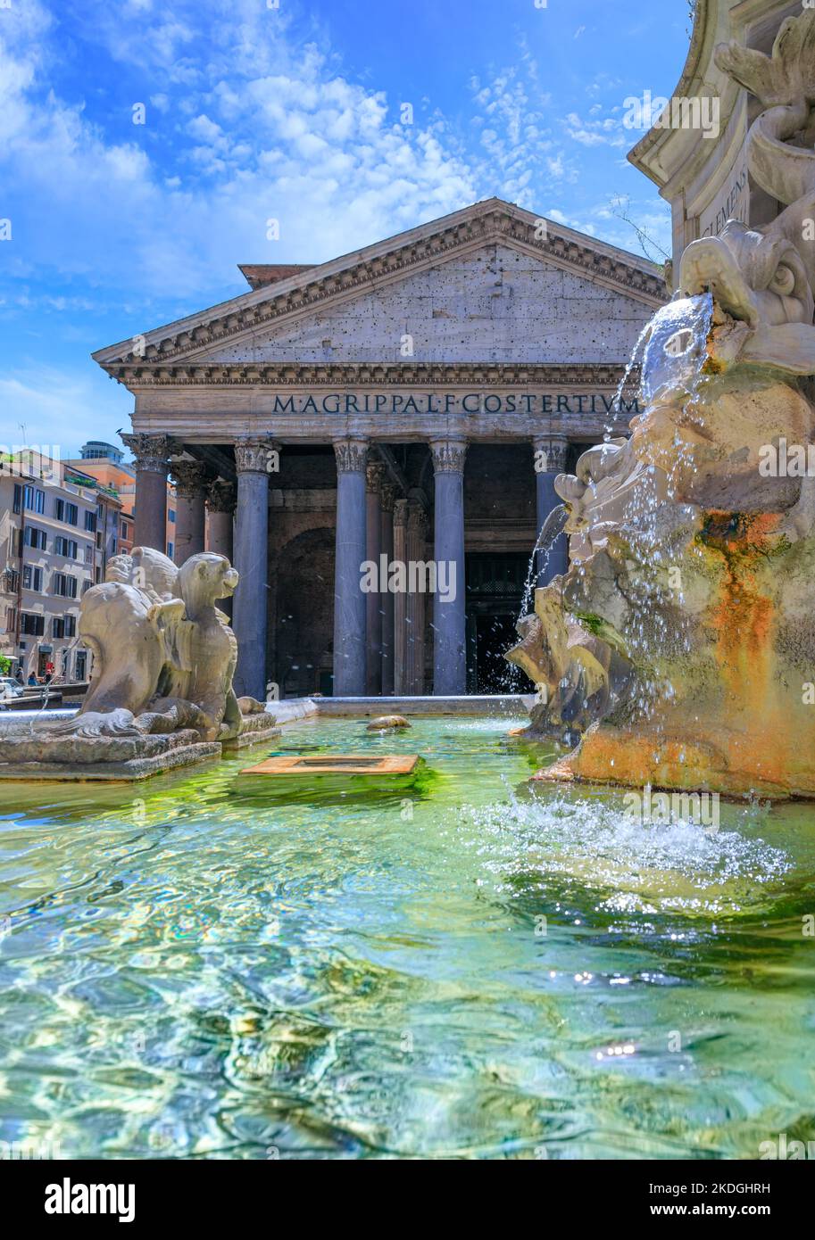 Panthéon à Rome, Italie: Vue de l'extérieur avec le portique à colonnades. Banque D'Images