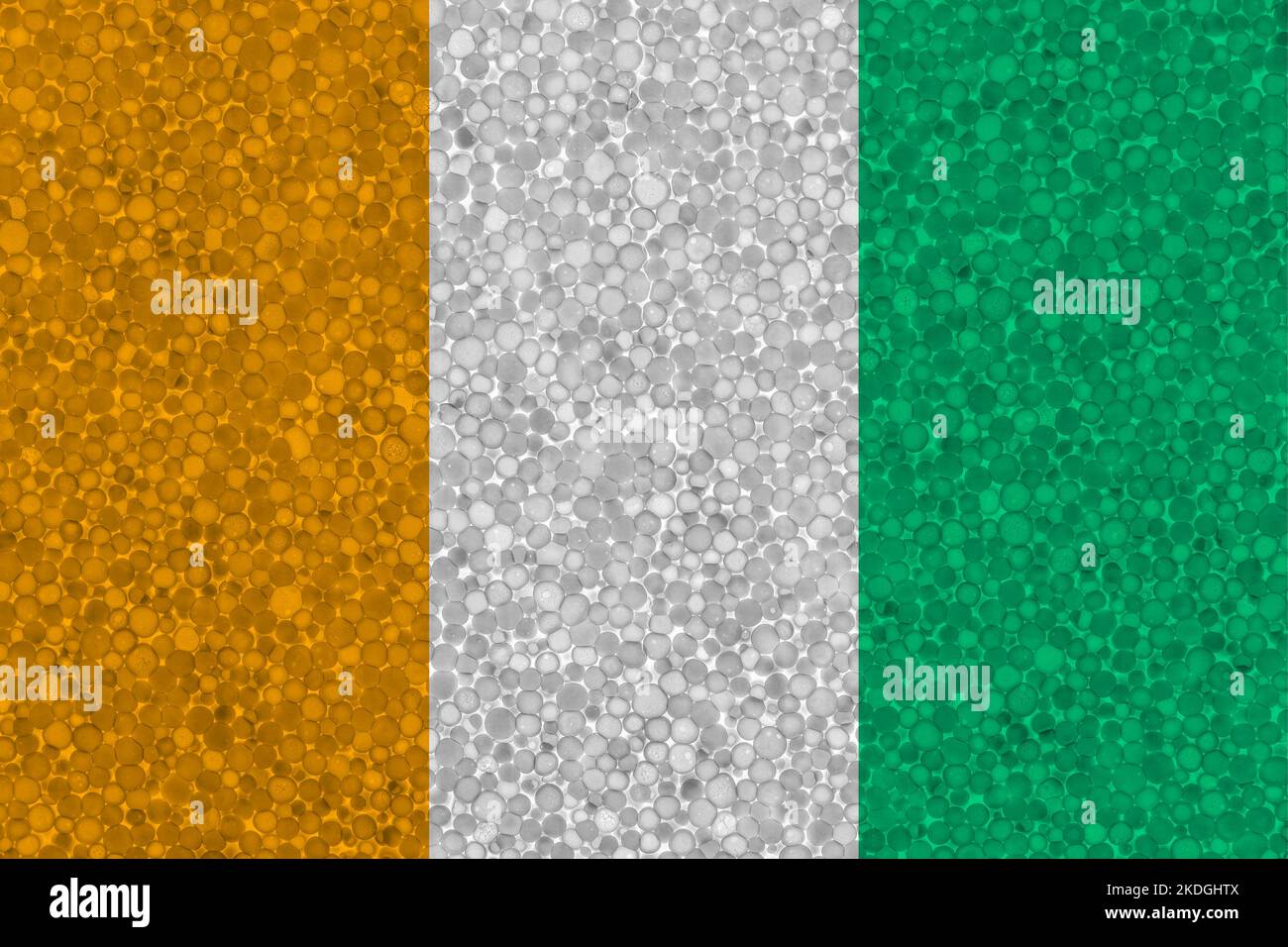 Drapeau de la Côte d'Ivoire sur la texture styromousse. Drapeau national peint sur la surface de la mousse plastique Banque D'Images