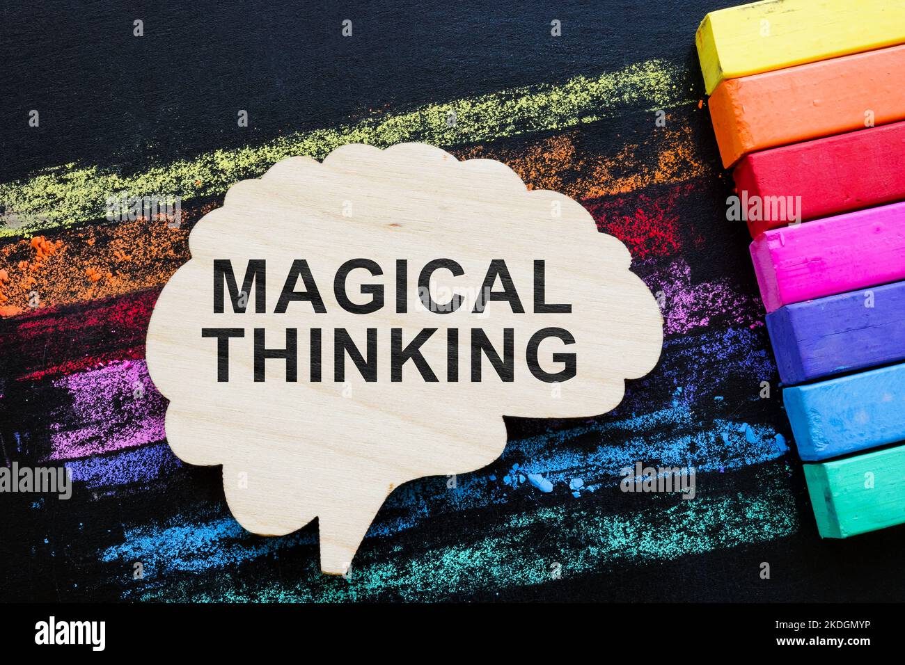 Concept de pensée magique. Crayons de couleur et cerveau en bois avec inscription. Banque D'Images