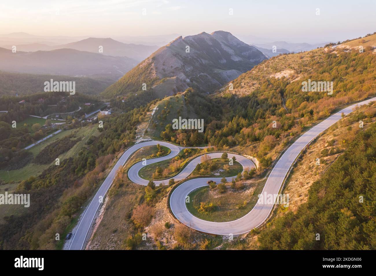 Vue aérienne de la route sinueuse sur la pente de monte Nerone dans la région des Marches en Italie Banque D'Images