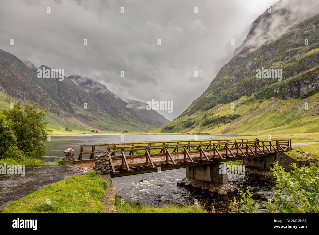 Pont traversant la rivière COE dans la vallée d'Achnambeithach, Glencoe, Écosse, Royaume-Uni Banque D'Images