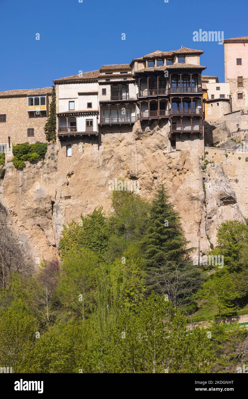 Cuenca, province de Cuenca, Castille-la Manche, Espagne. Les célèbres casas colgadas, ou maisons suspendues, qui abritent le Musée de l'art abstrait espagnol - Mus Banque D'Images