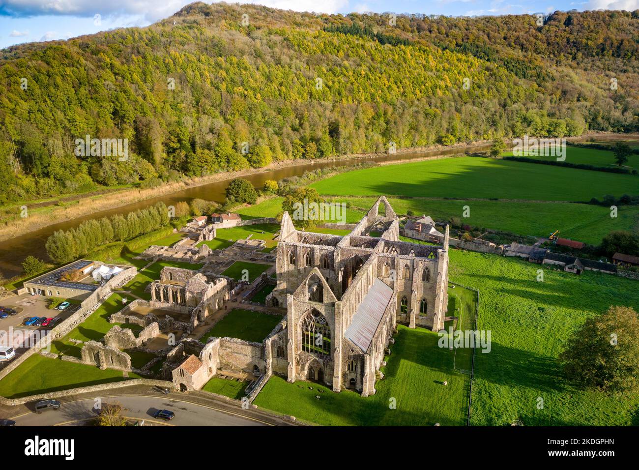 Vue aérienne d'un ancien monastère en ruines au pays de Galles (Abbaye de Tintern. Vers 12th siècle après J.-C.) Banque D'Images