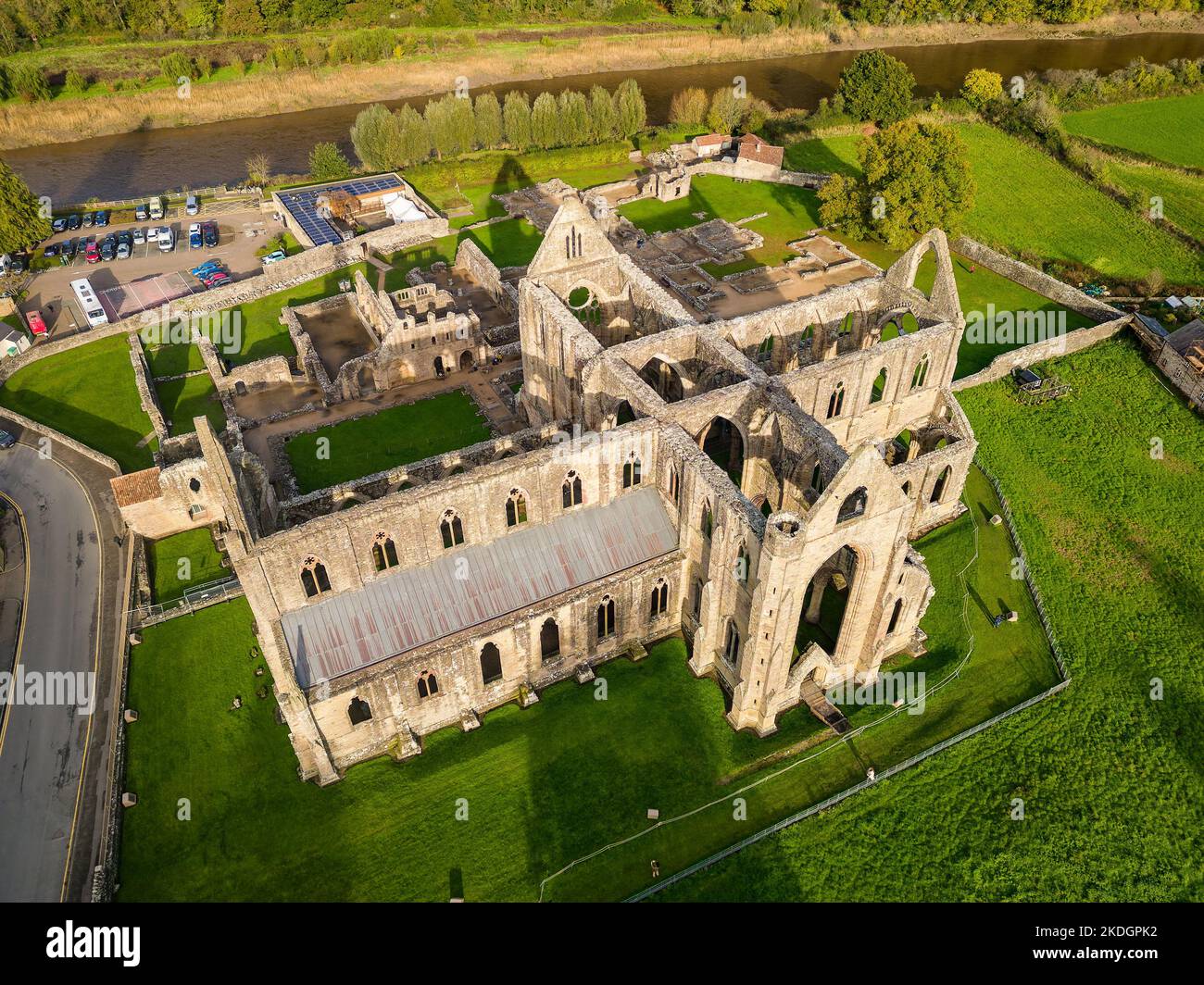 Vue aérienne d'un ancien monastère cistercien en ruines (Abbaye de Tintern, pays de Galles. Construit vers 12th ans après J.-C.) Banque D'Images