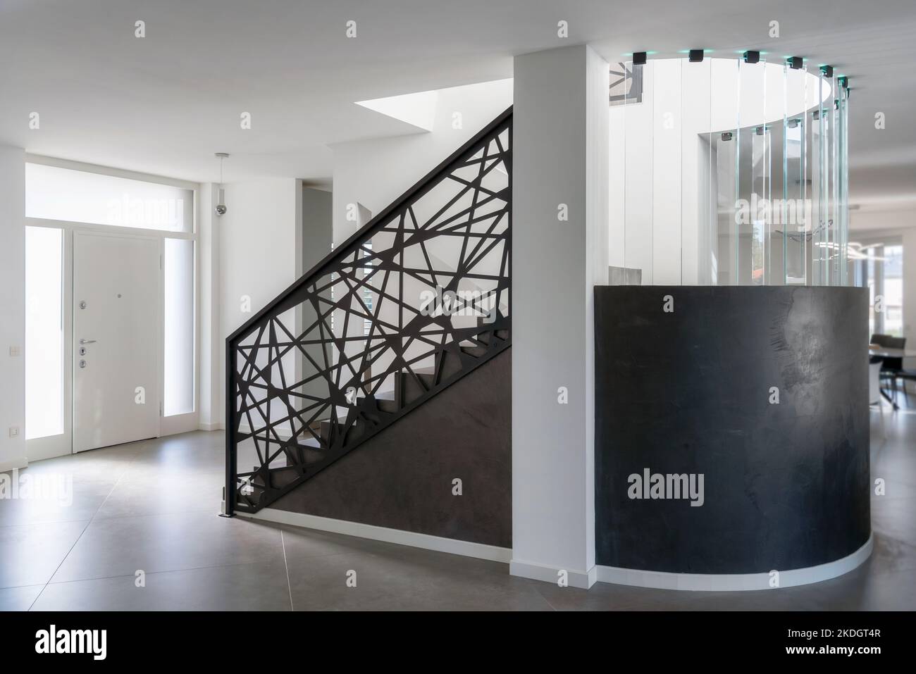 escalier moderne en résine à l'intérieur d'une maison de luxe, éléments en verre et en fer complètent le design Banque D'Images