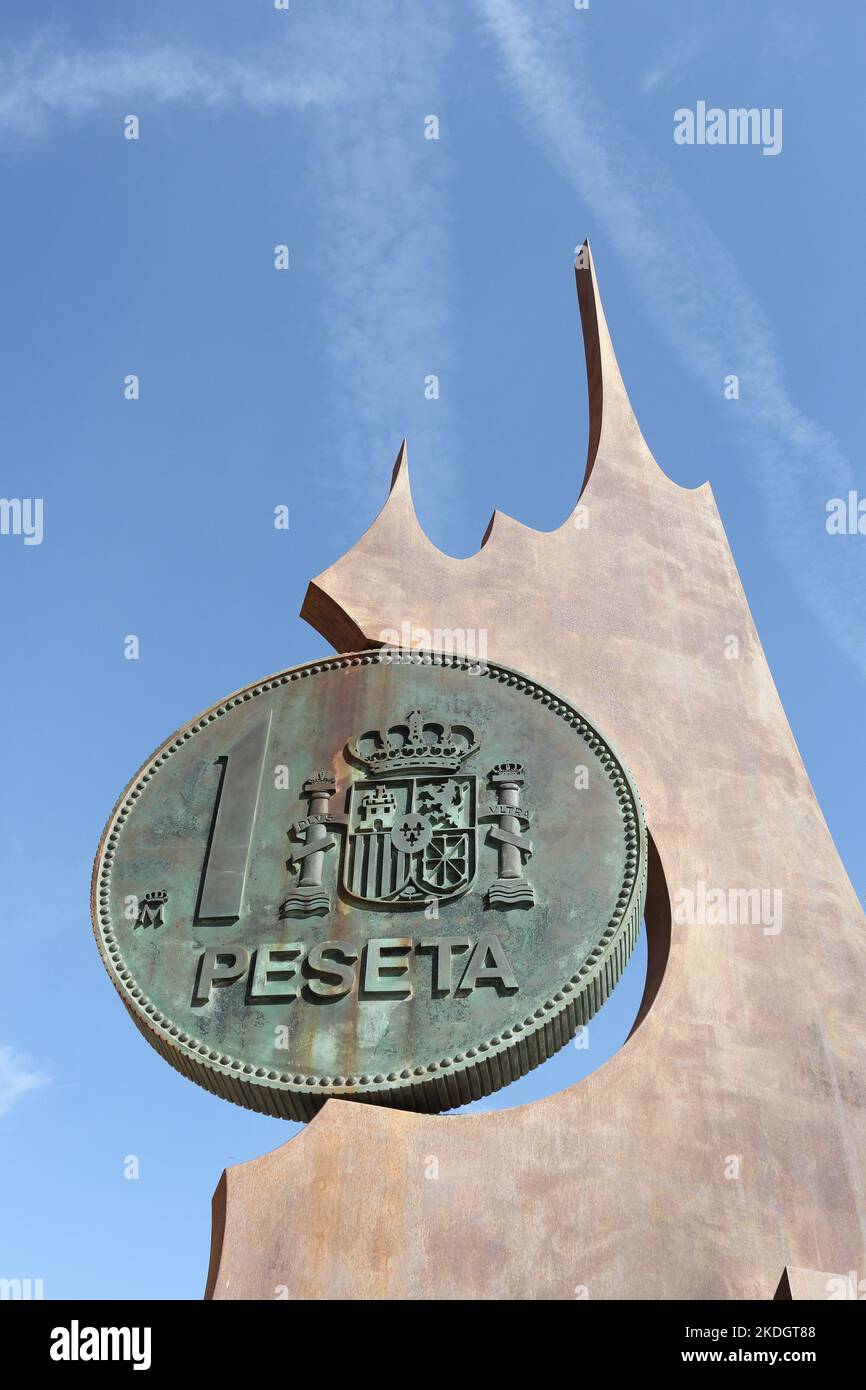 Monument en commémoration de la perte de la Peseta espagnole. Los Boliches, Fuengirola, Espagne Banque D'Images