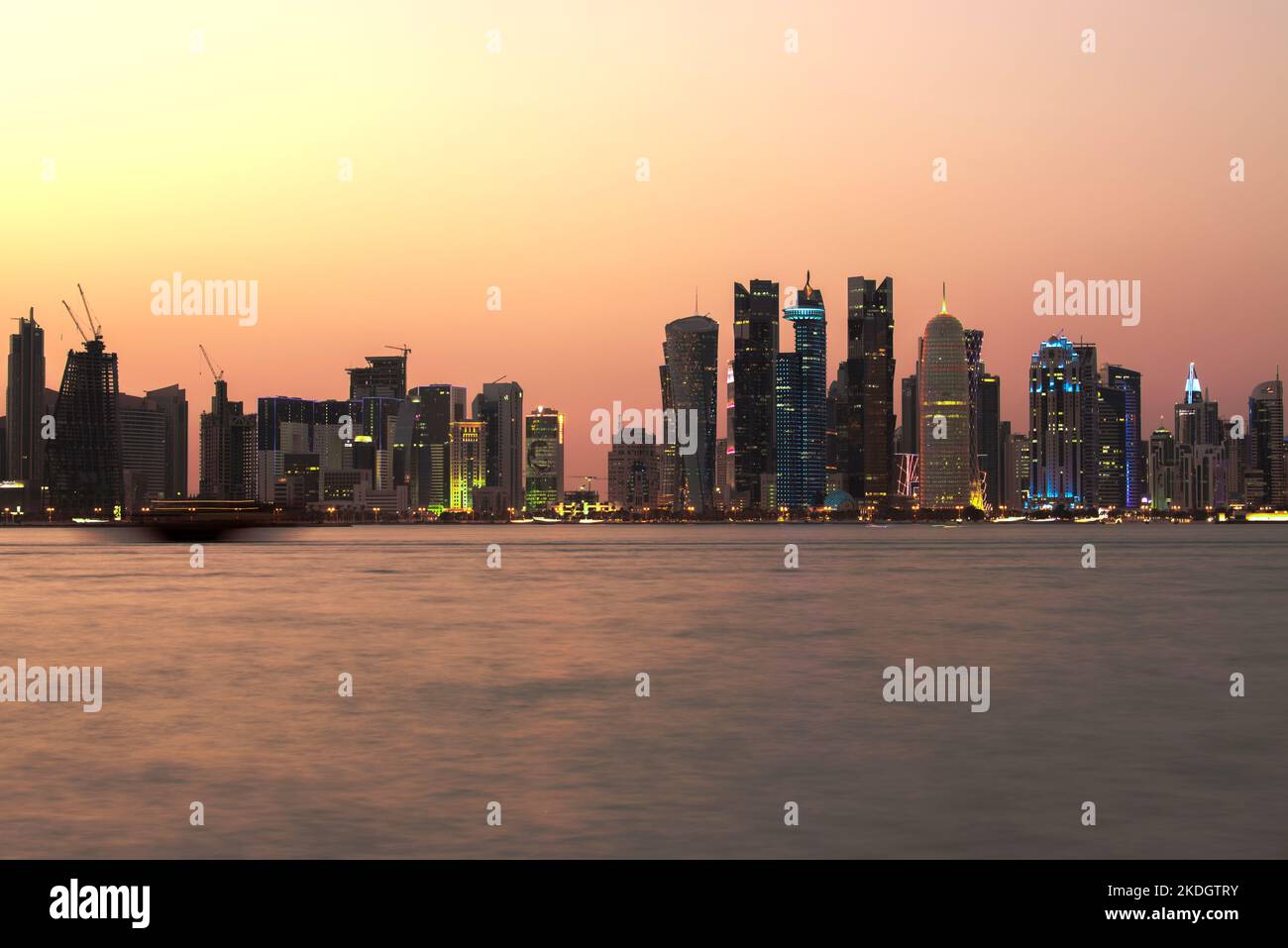 Doha, Qatar- 23 décembre, 2019 : vue de nuit sur Skyline, quartier financier de Doha (baie ouest). Banque D'Images Doha, Qatar- 23 décembre, 2019 : vue de nuit sur Skyline, quartier financier de Doha (baie ouest). Banque D'Images