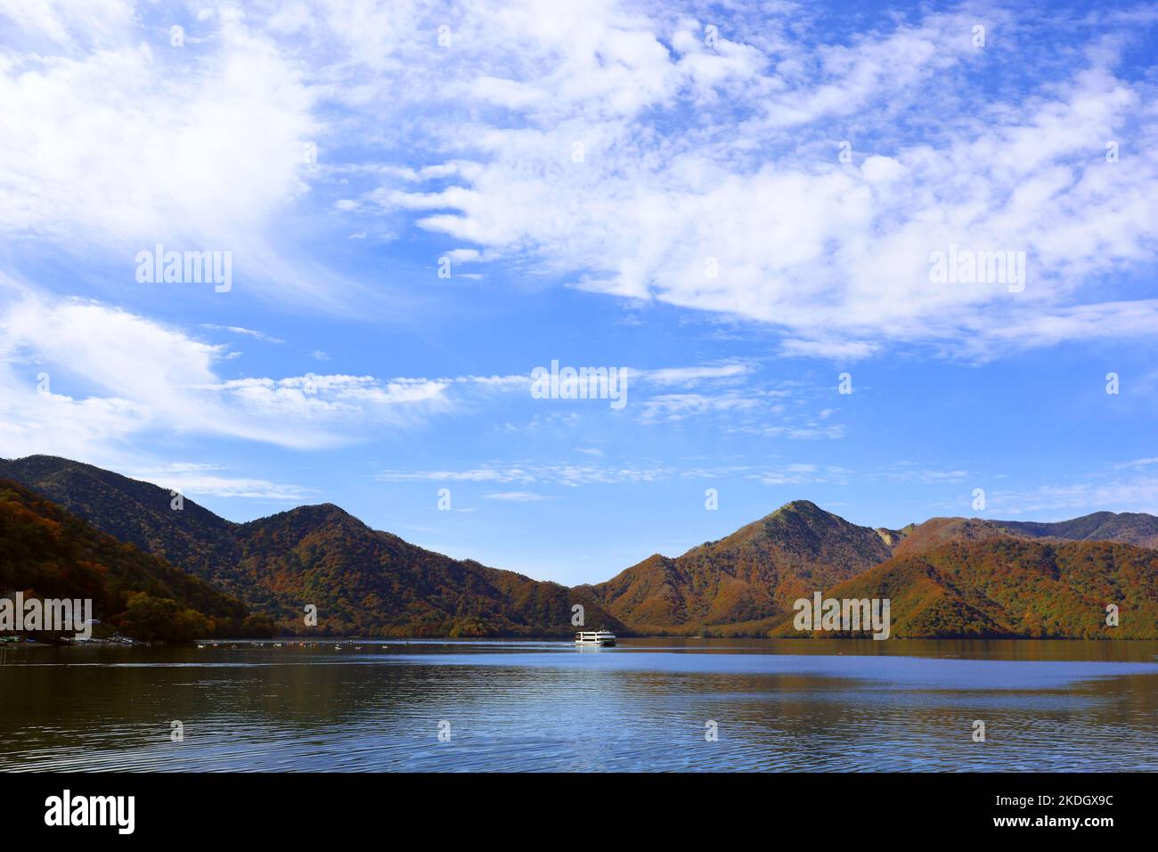Paysage japonais magnifique Lac Nikko Chuzenji pendant la saison des feuillages d'automne Banque D'Images