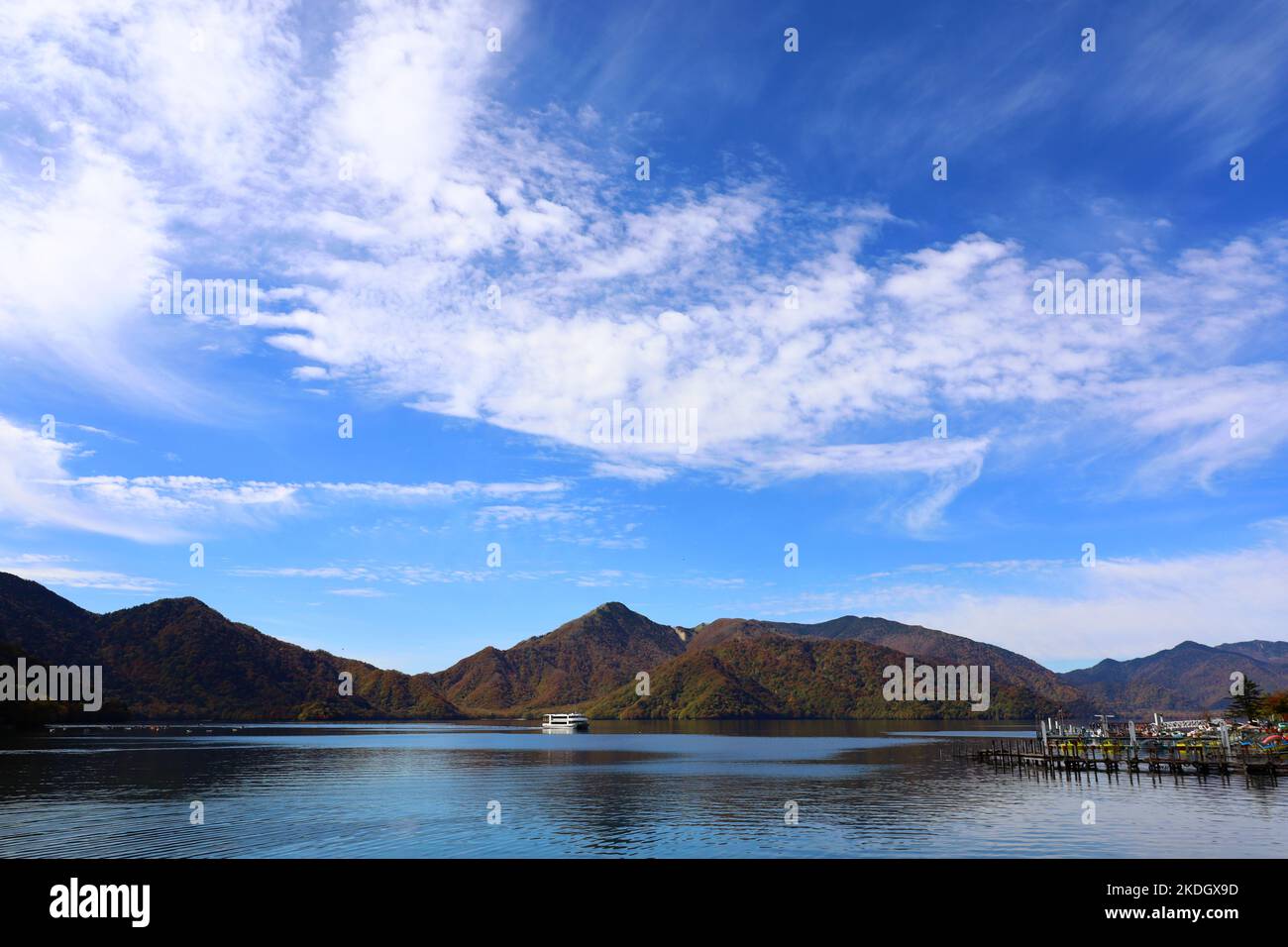 Paysage japonais magnifique Lac Nikko Chuzenji pendant la saison des feuillages d'automne Banque D'Images