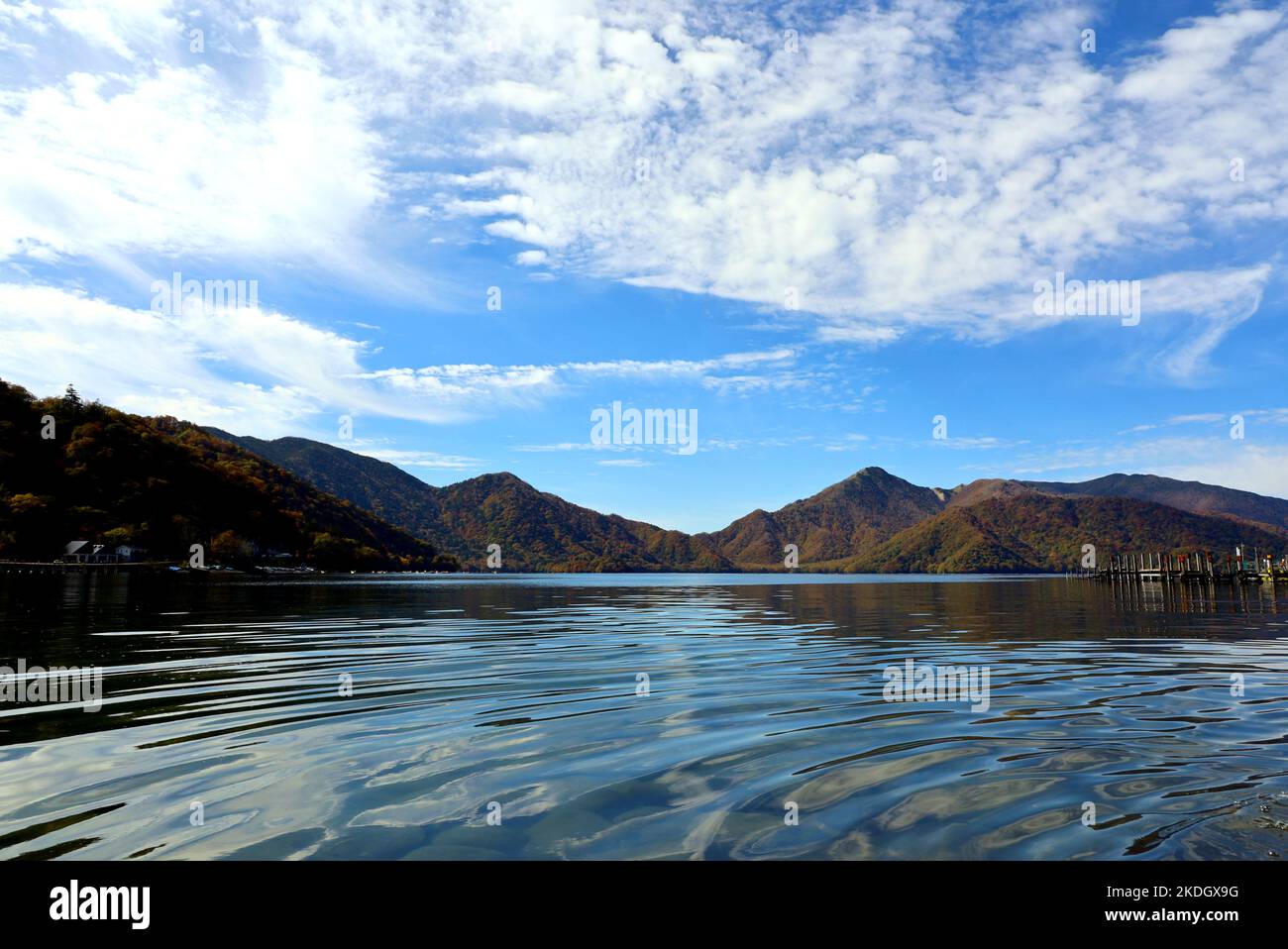 Paysage japonais magnifique Lac Nikko Chuzenji pendant la saison des feuillages d'automne Banque D'Images