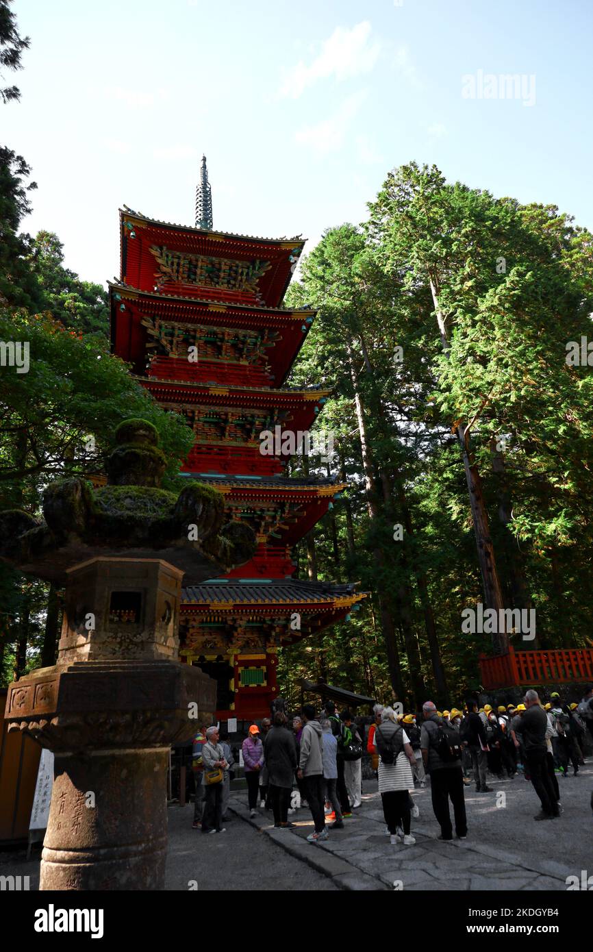 Paysage du sanctuaire Nikko Toshogu bondé de touristes Banque D'Images
