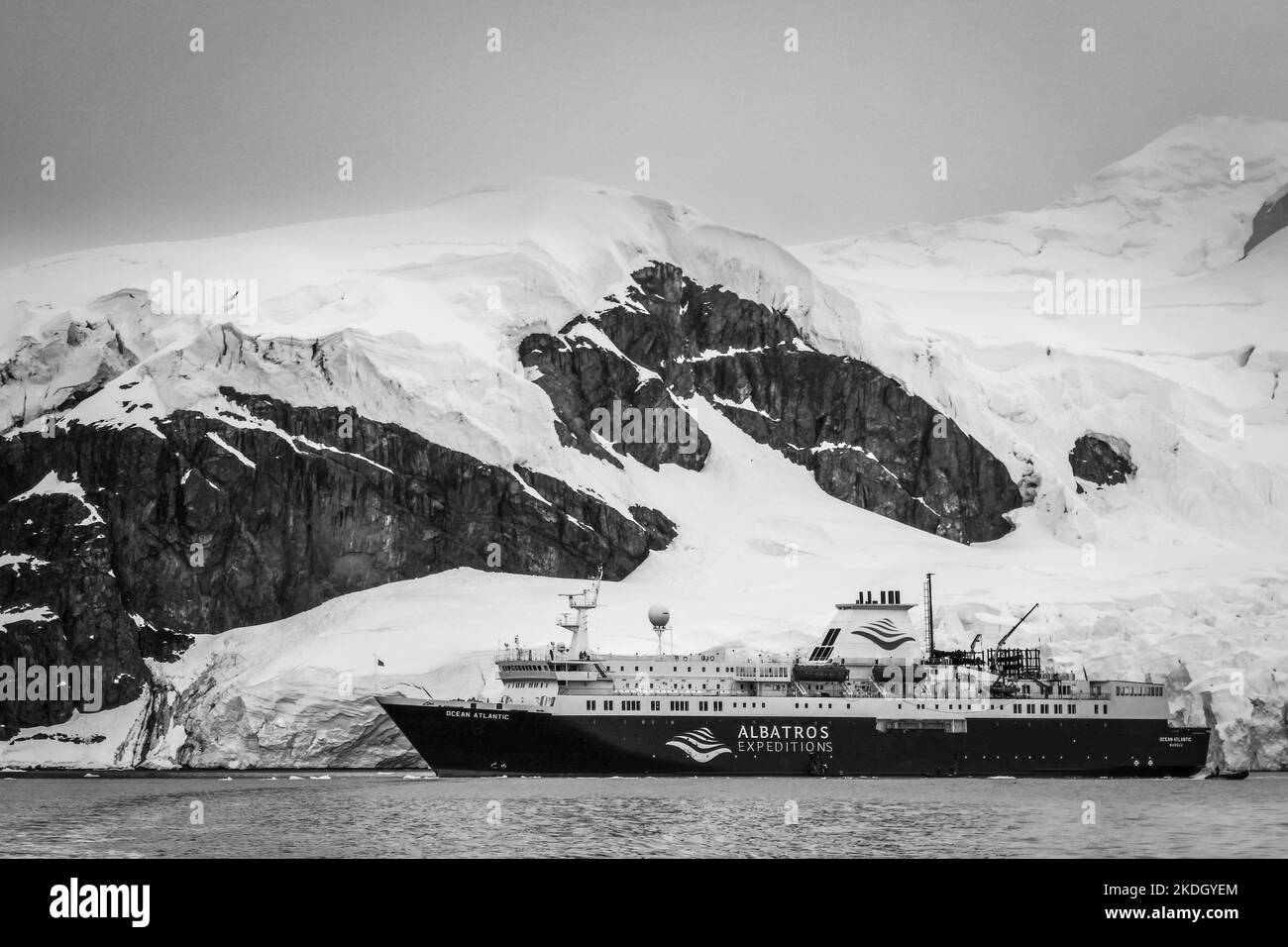 Bateau de croisière d'expédition en Antarctique avec de la neige, de la glace ou des icebergs derrière vous Banque D'Images