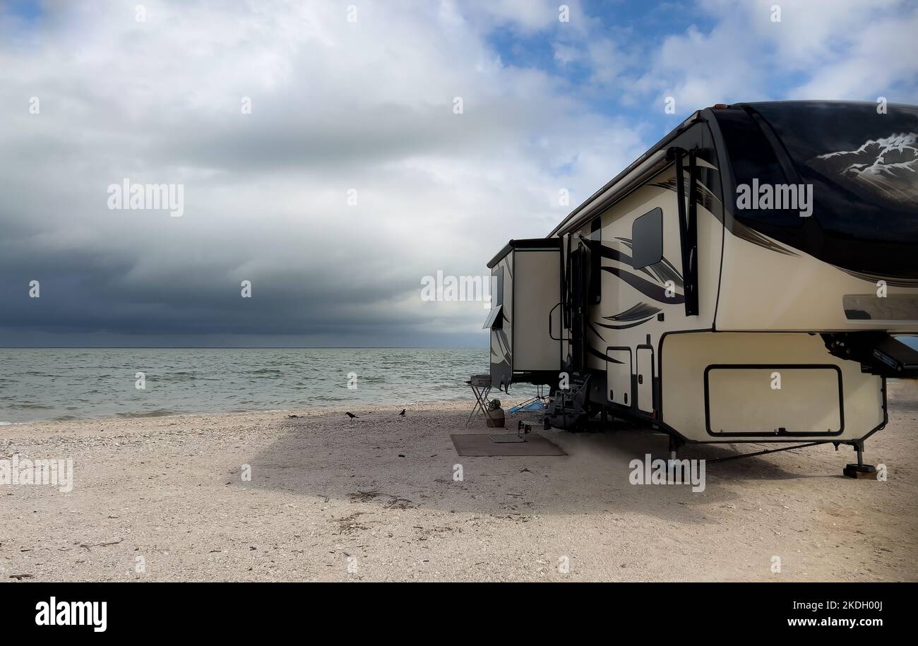 Camping camping-car sur la plage Banque D'Images