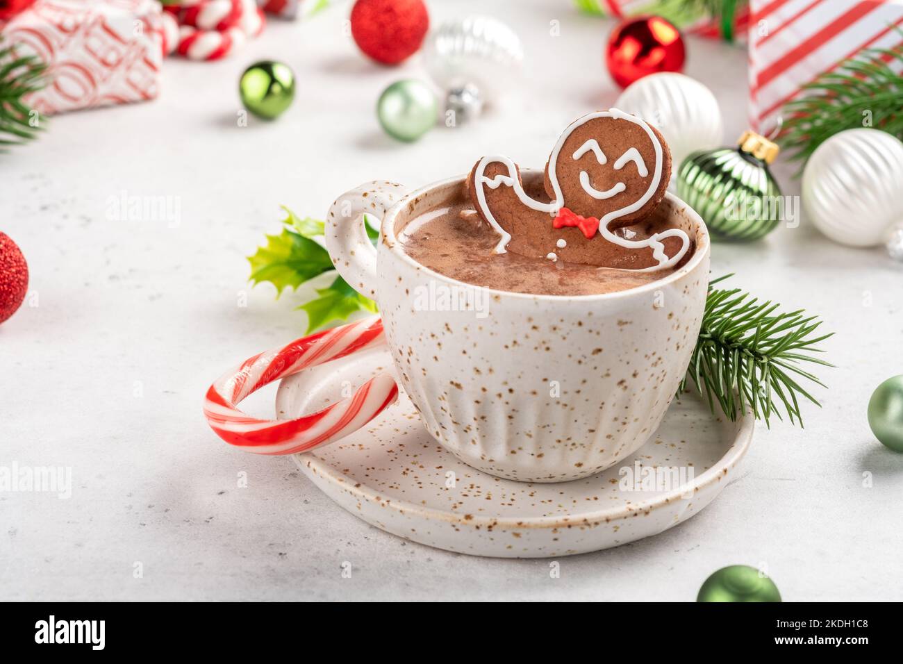 Biscuit au pain d'épice dans une tasse de chocolat chaud Banque D'Images