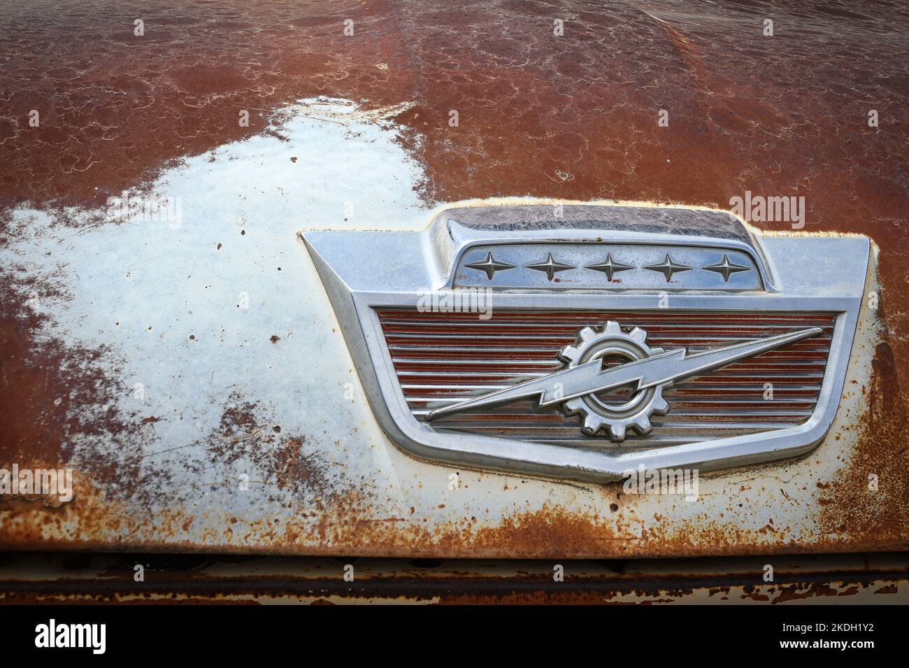 Emblèmes de voitures anciennes des années 1950 après la cuisson au soleil du désert du Nouveau-Mexique Banque D'Images