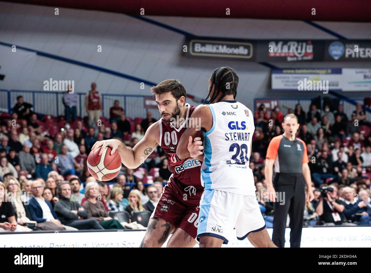 Amedeo Tessitori (Umana Reyer Venezia) et Elijah Stewart (GeVi Napoli basket)  pendant le championnat italien de basket-ball A Serie Umana Reyer Venezia  vs GeVi Napoli basket on 06 novembre 2022 at the