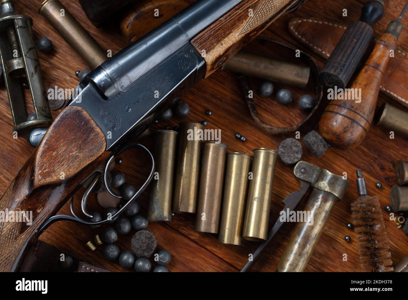 Fusil de chasse à alésage lisse à rupture de calibre 16 antique avec étuis  en laiton et accessoires pour recharger la cartouche sur une table en bois  Photo Stock - Alamy