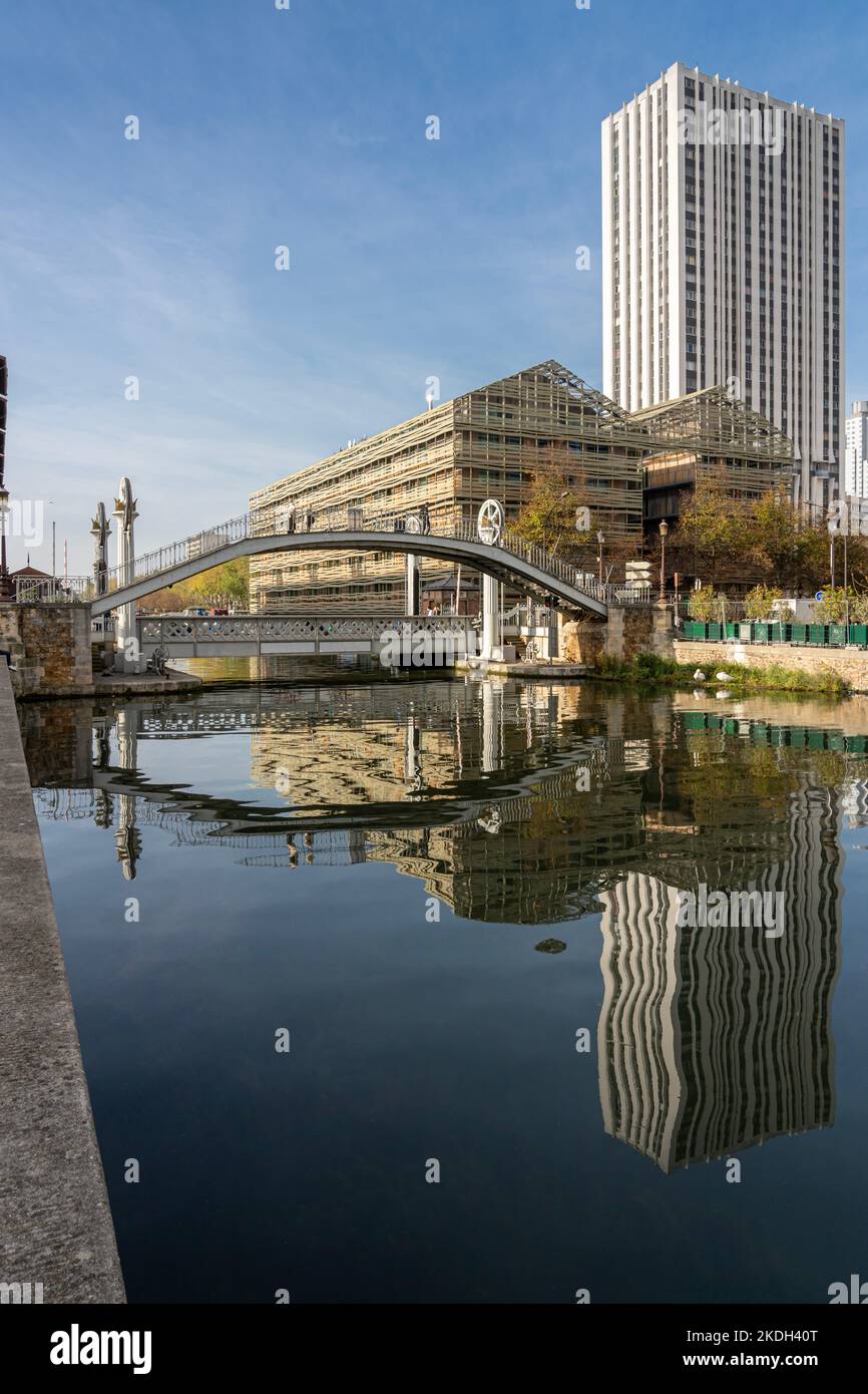 Réflexions sur le canal d'Ourcq du pont levant au lever du soleil Banque D'Images