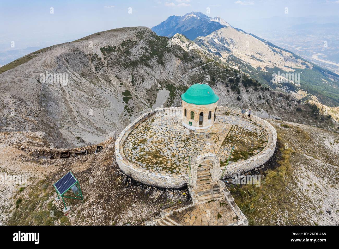 Le mont Tomorr est situé dans le parc national de Tomorr avec le sanctuaire (tyrbe) d'Abbas ibn Ali en haut en été, en Albanie Banque D'Images