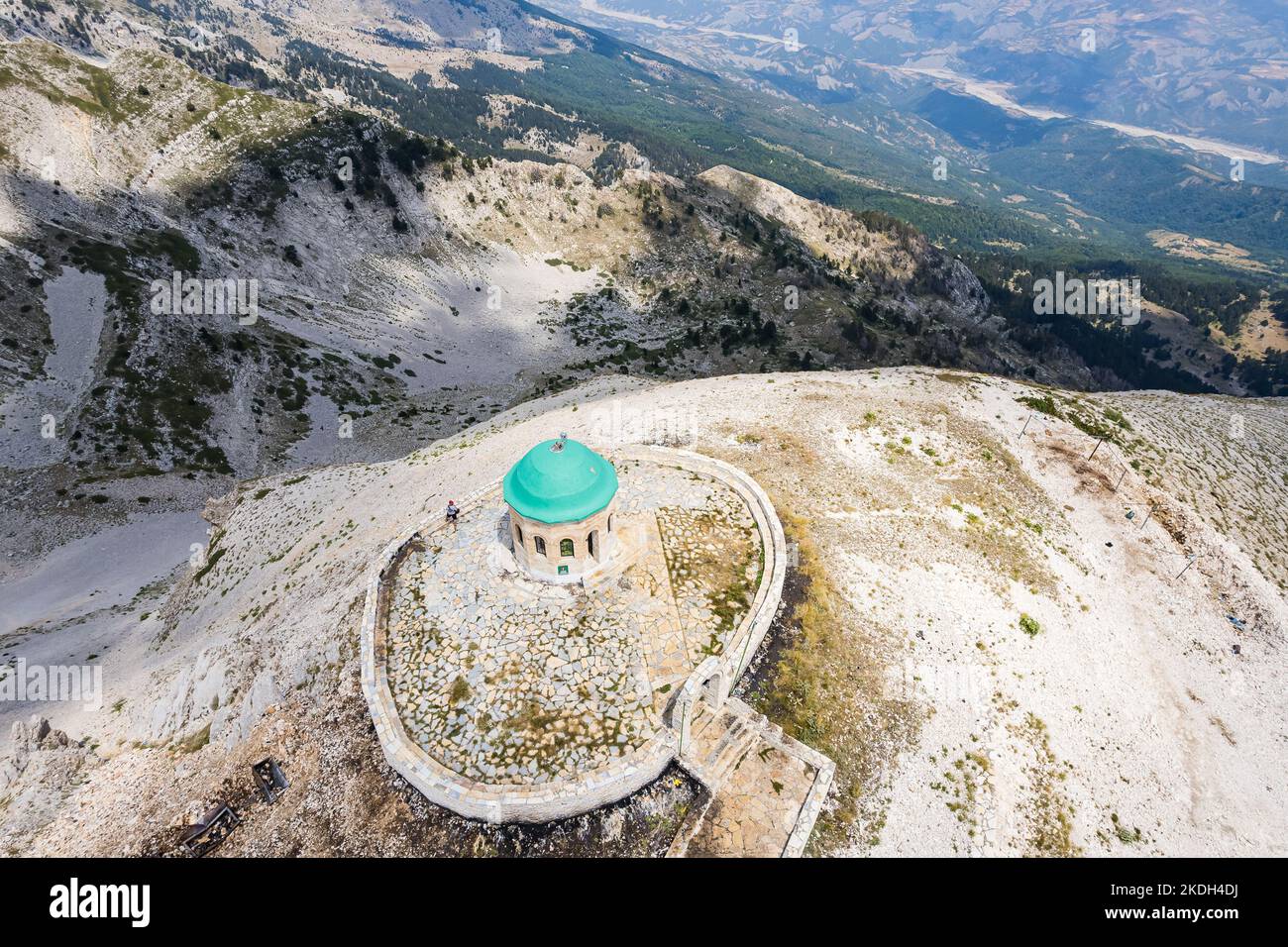 Le mont Tomorr est situé dans le parc national de Tomorr avec le sanctuaire (tyrbe) d'Abbas ibn Ali en haut en été, en Albanie Banque D'Images