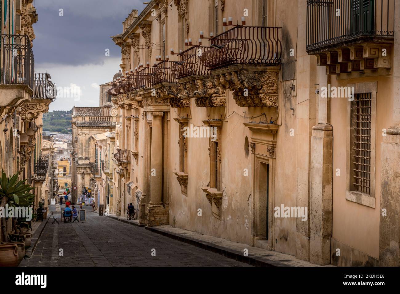 Noto, Sicile, Italie - 14 juillet 2020: Rue typique de Noto avec balcon baroque, Sicile, Italie Banque D'Images